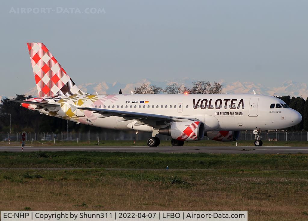 EC-NHP, 2006 Airbus A319-111 C/N 2870, Ready for take off rwy 32R