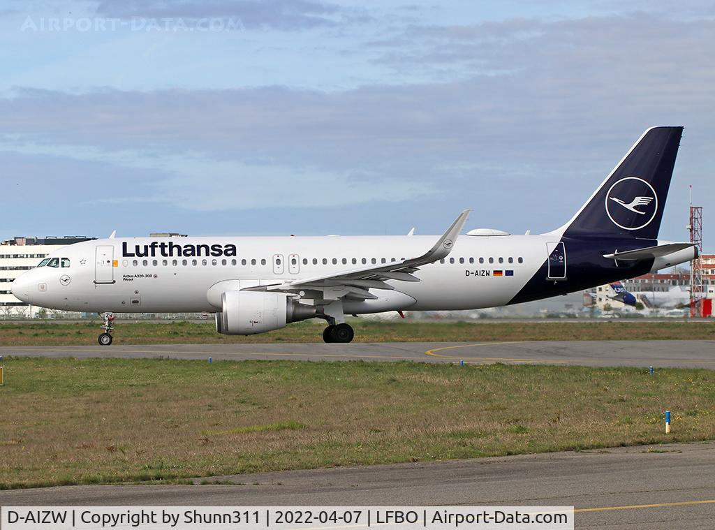 D-AIZW, 2013 Airbus A320-214 C/N 5694, Taxiing holding point rwy 32R for departure... New c/s