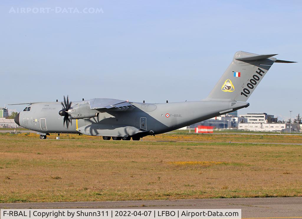 F-RBAL, 2017 Airbus A400M Atlas C/N 062, Taxiing holding point rwy 32R for depature... Additional 10000H on tail...