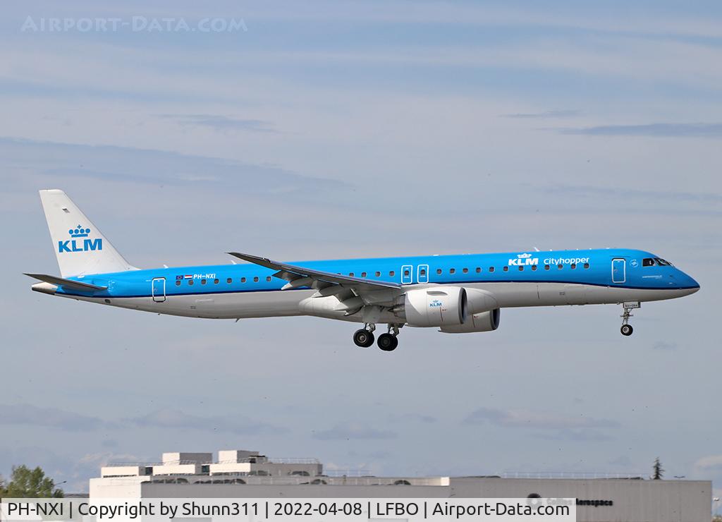PH-NXI, 2022 Embraer E195-E2 (ERJ-190-400 STD) C/N 19020064, Landing rwy 32R