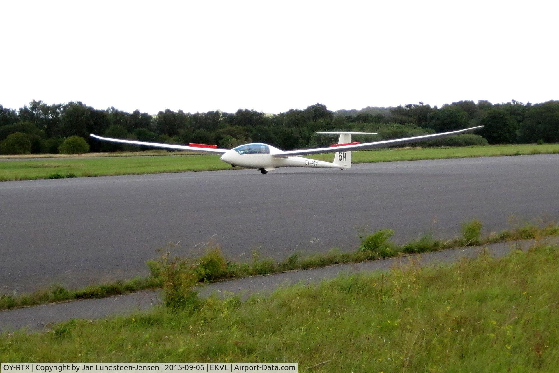 OY-RTX, 2005 Schempp-Hirth Duo Discus T C/N 118, Duo Discus OY-RTX landing on Runway 28 at an airshow at the former Vaerloese Air Base in Denmark. Glider built in 2005 and registered as OY-RTX in 2005.