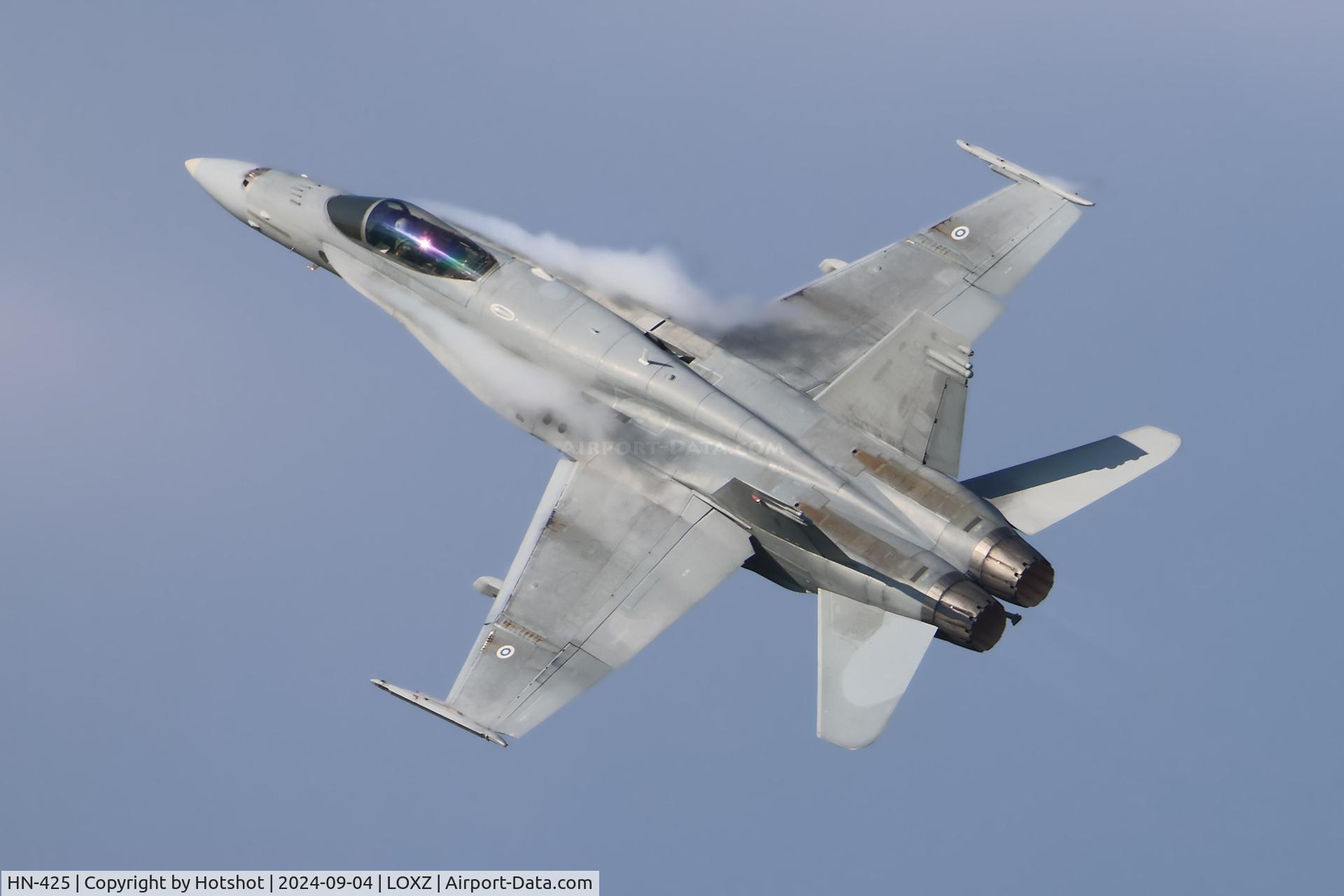 HN-425, McDonnell Douglas F-18C Hornet C/N 1423, High G-turn