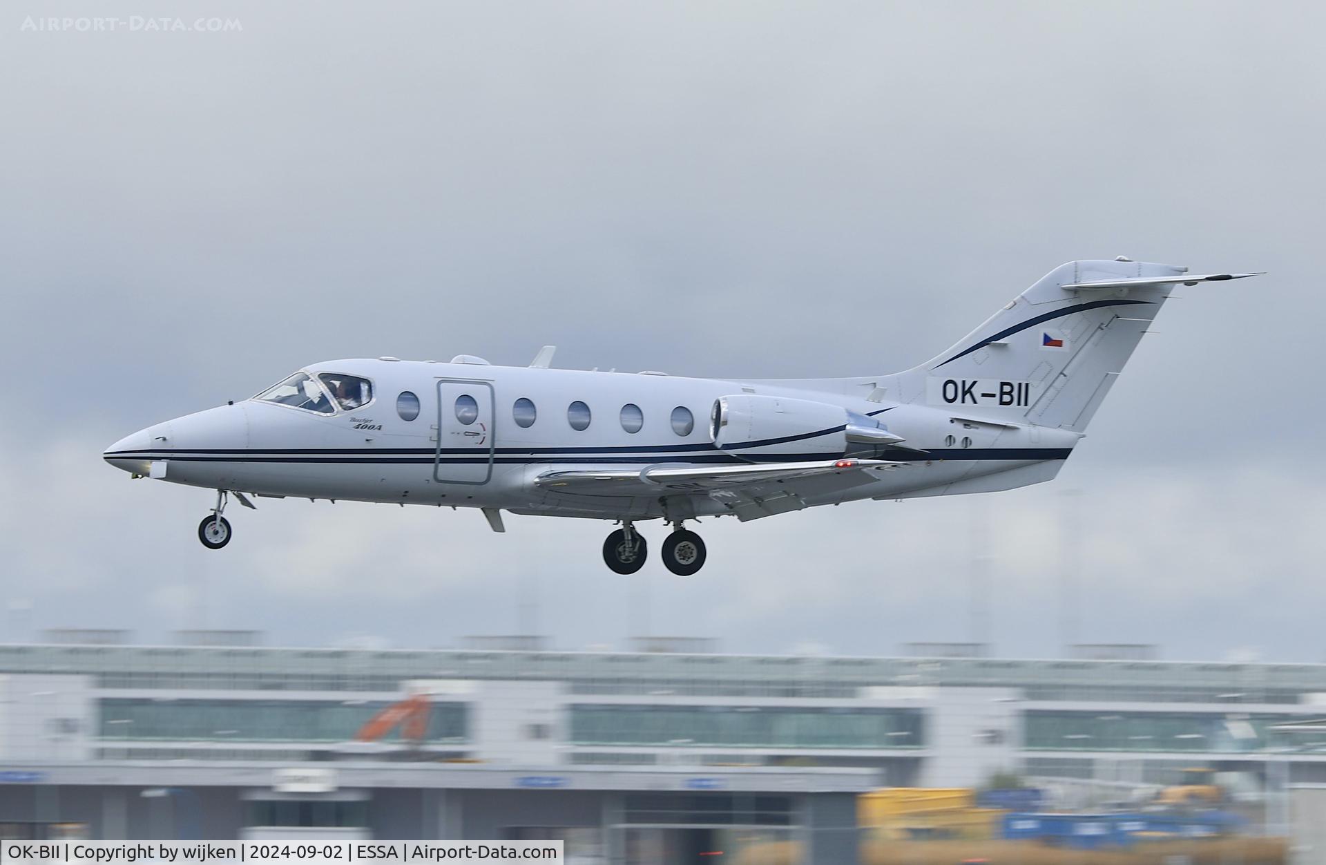 OK-BII, 2001 Raytheon Beechjet 400A C/N RK-318, Rwy 19L