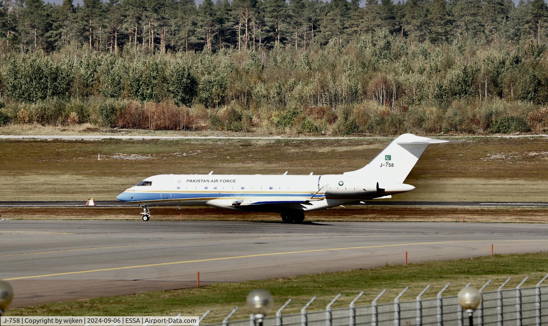 J-758, 2015 Bombardier BD-700-1A10 Global 6000 C/N 9698, Twy Y