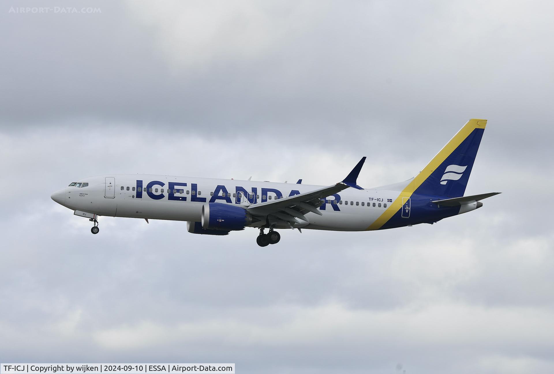 TF-ICJ, 2018 Boeing 737-8 MAX C/N 42832, Rwy 19L