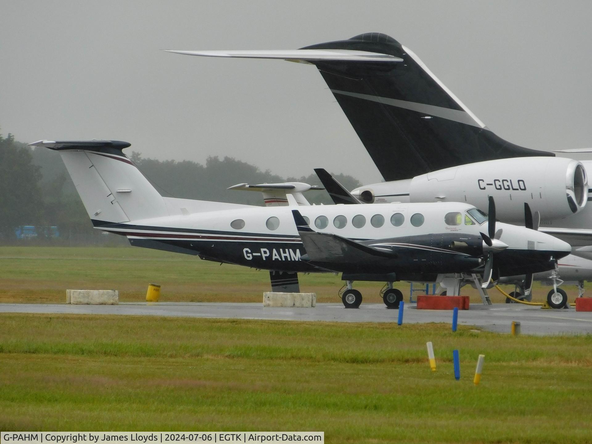G-PAHM, 2010 Hawker Beechcraft 350i Super King Air (B300) C/N FL-672, Parked up at Oxford Airport