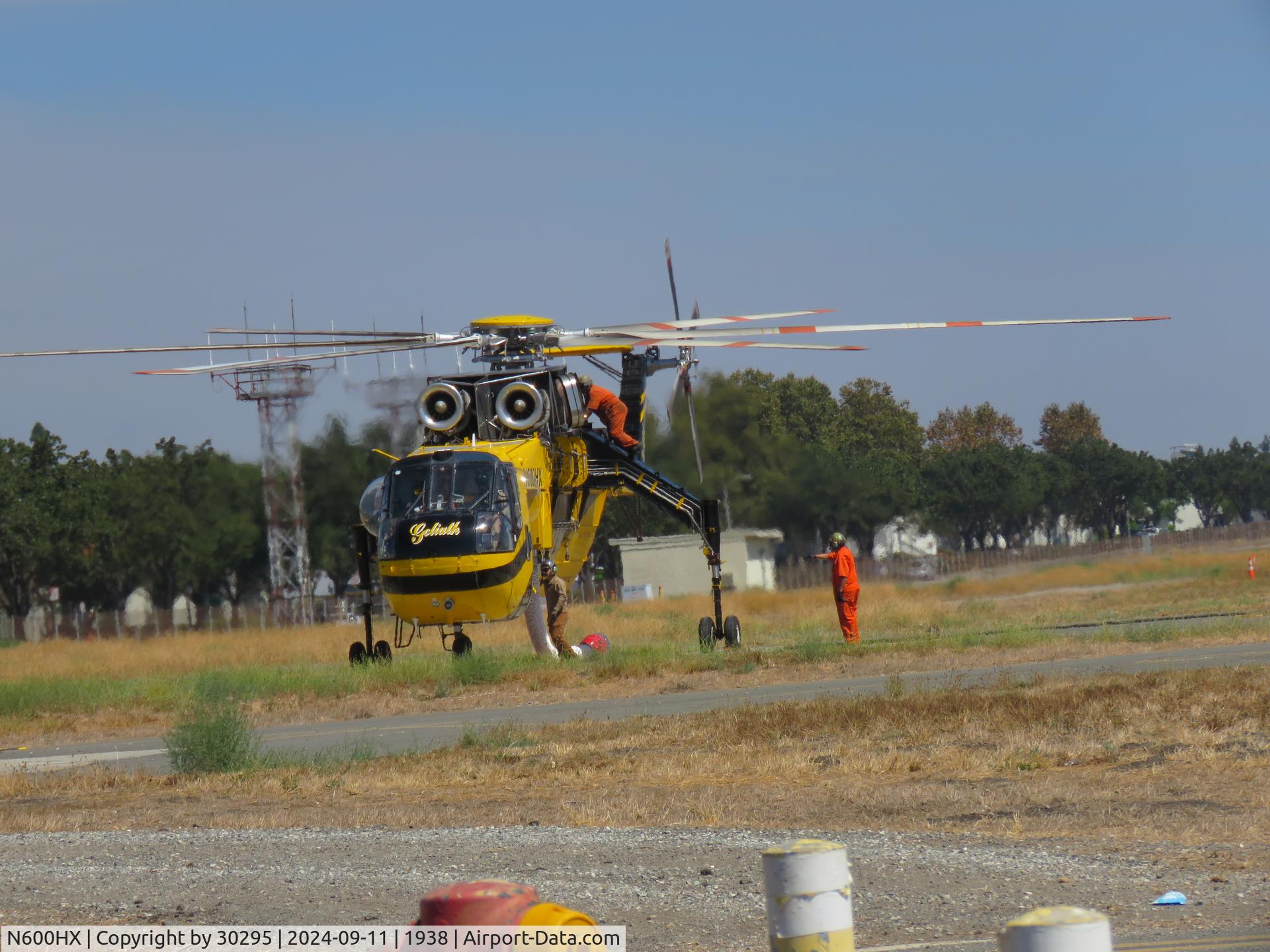 N600HX, 1968 Sikorsky S-64F Skycrane C/N 64081, Checking for leaks