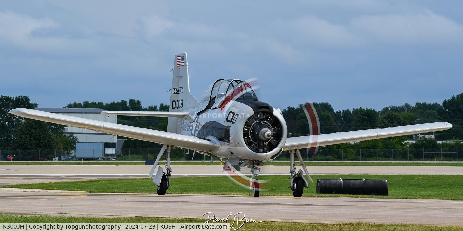 N300JH, 1955 North American T-28B Trojan C/N 219-8, T-28 Trojan taxiing off the RW