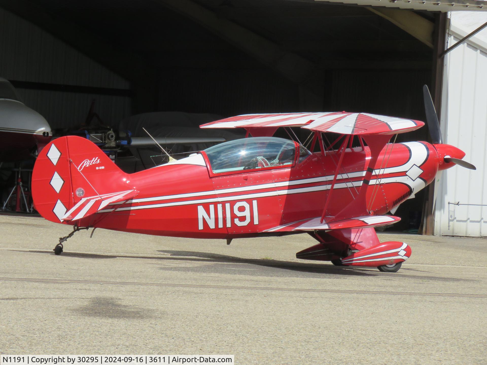 N1191, 1993 Aviat Pitts S-2B Special C/N 5284, Parked