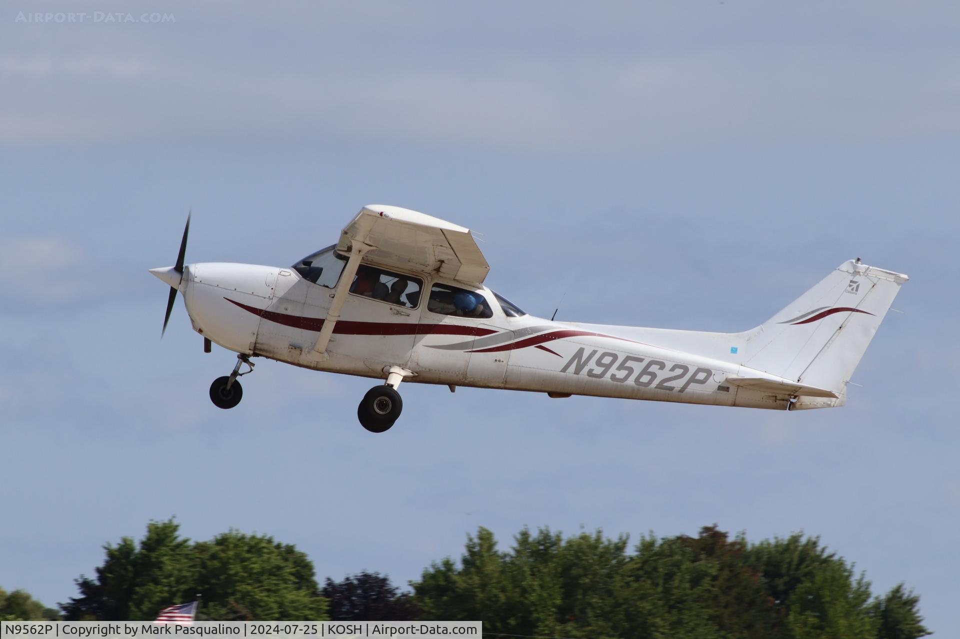 N9562P, 1999 Cessna 172R C/N 17280499, Cessna 172R