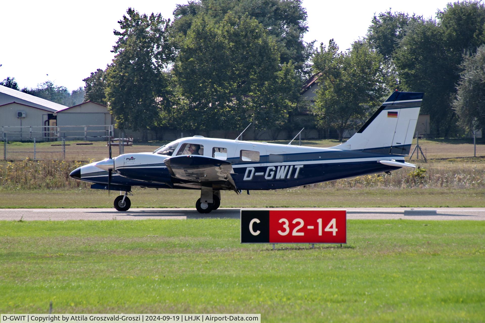 D-GWIT, Piper PA-34-220T Seneca III C/N 3449132, LHJK - Jakabszállás Airport, Hungary