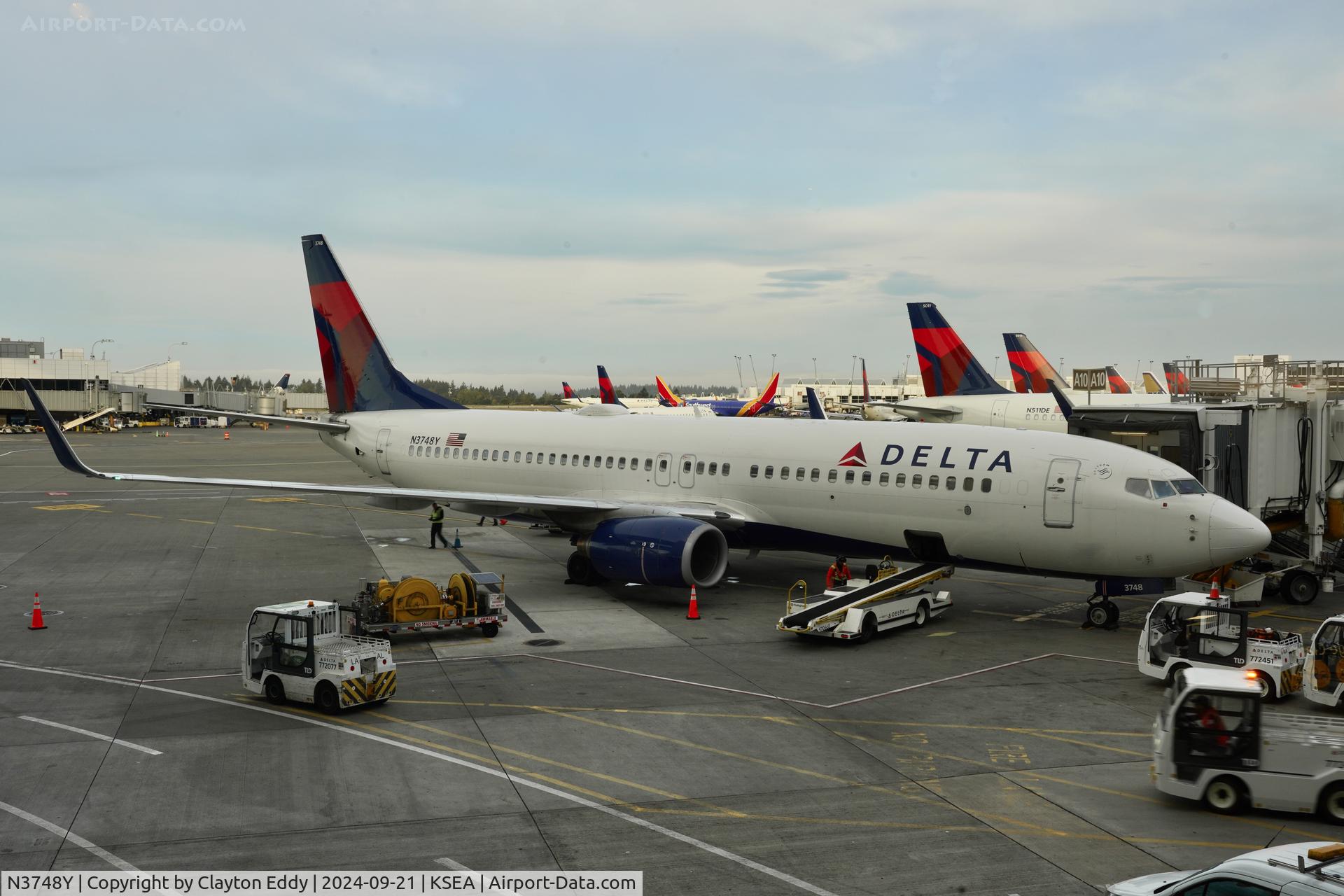 N3748Y, 2001 Boeing 737-832 C/N 30489, SEA 2024.