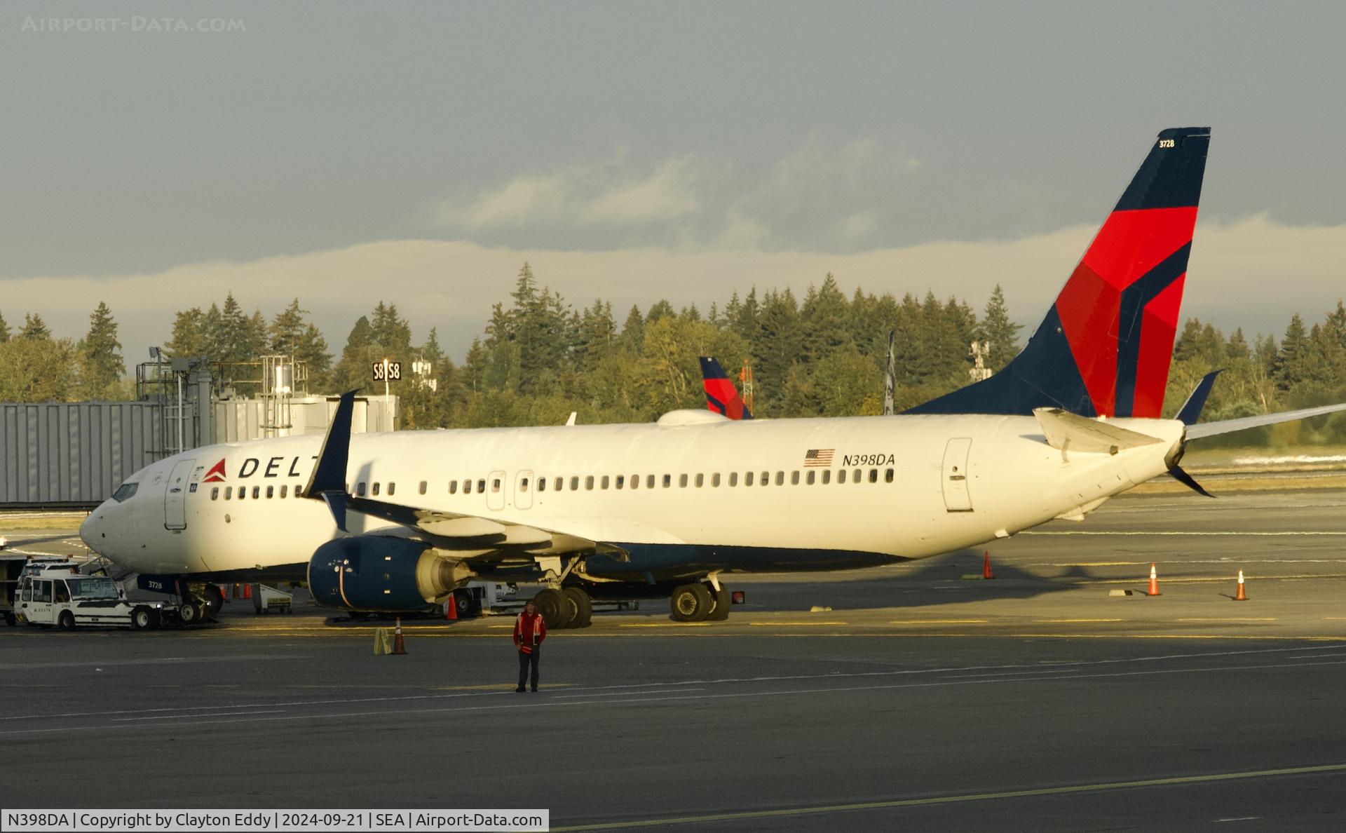 N398DA, 2000 Boeing 737-832 C/N 30774, SEA 2024.