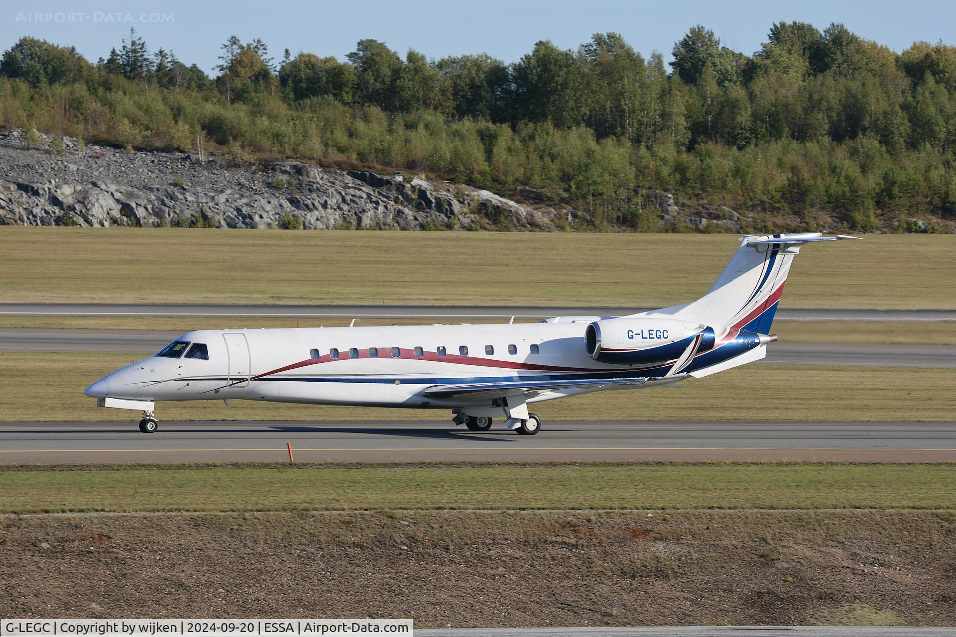 G-LEGC, 2007 Embraer EMB-135BJ Legacy C/N 14501025, Twy W