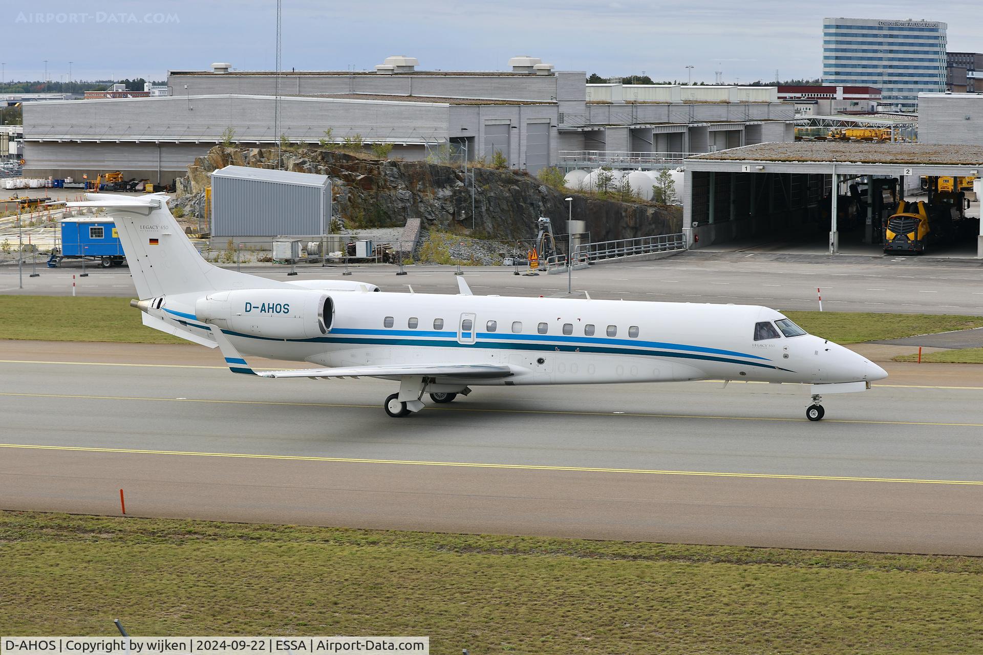 D-AHOS, 2015 Embraer EMB-135BJ Legacy 650 C/N 14501201, Twy W