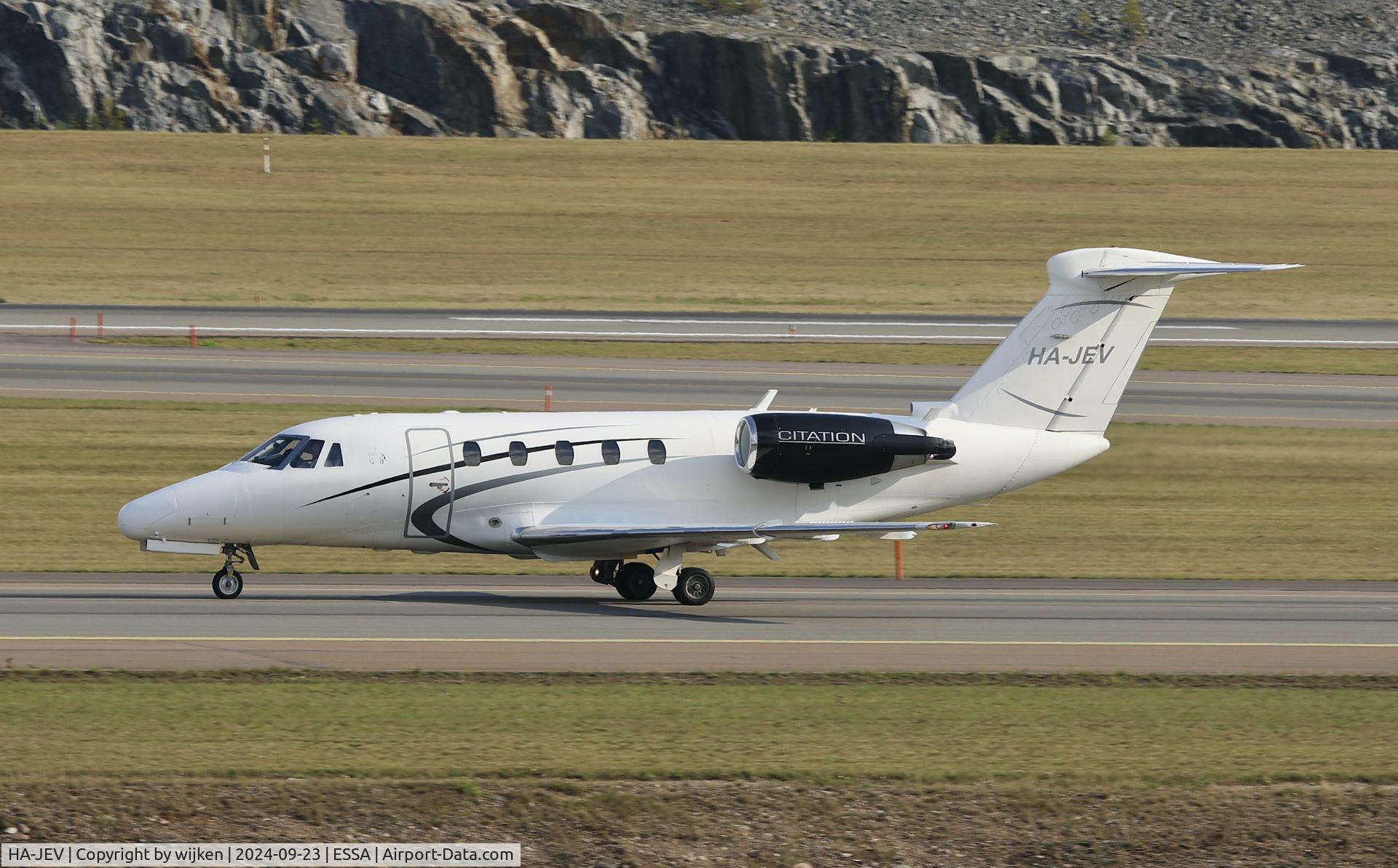 HA-JEV, 1989 Cessna 650 Citation III C/N 650-0174, Twy W