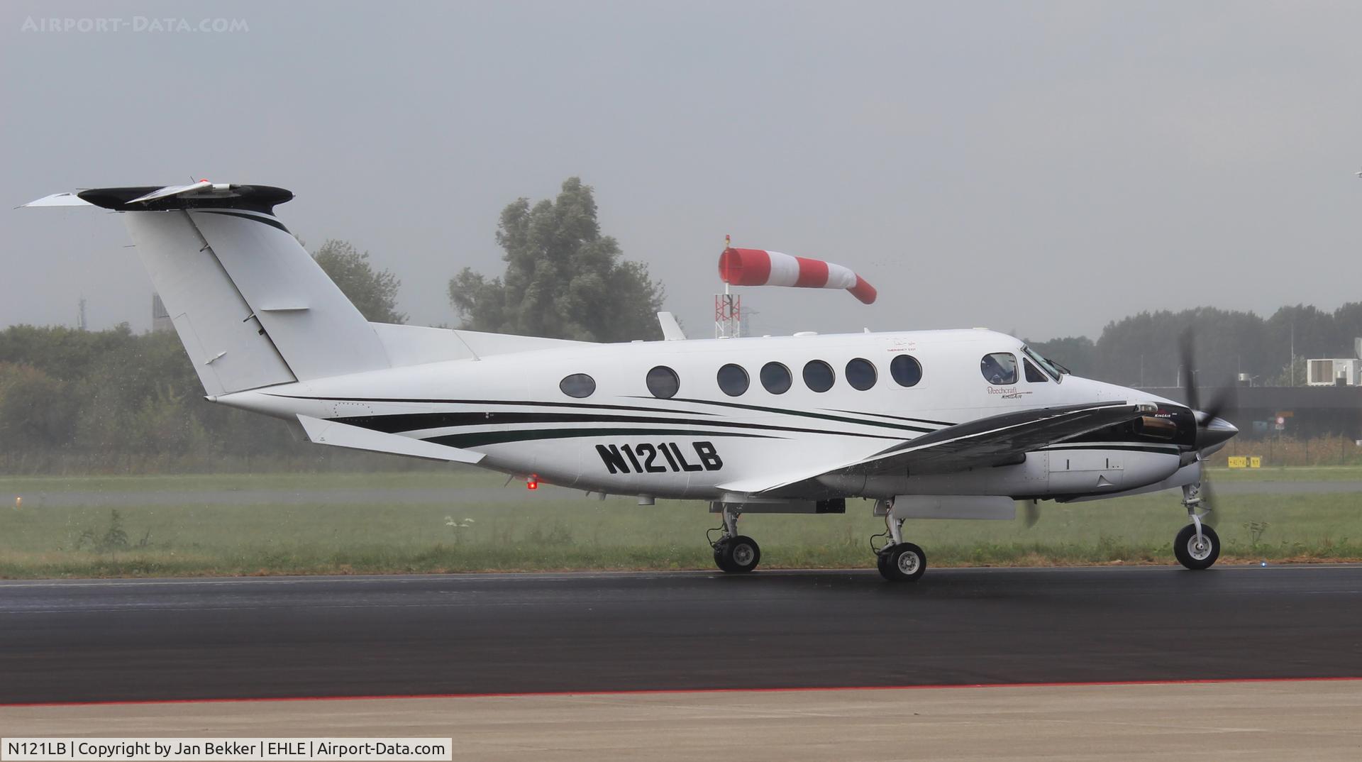 N121LB, 1979 Beech 200 C/N BB-475, Lelystad Airport, just after water salute for first arrival at its new home base