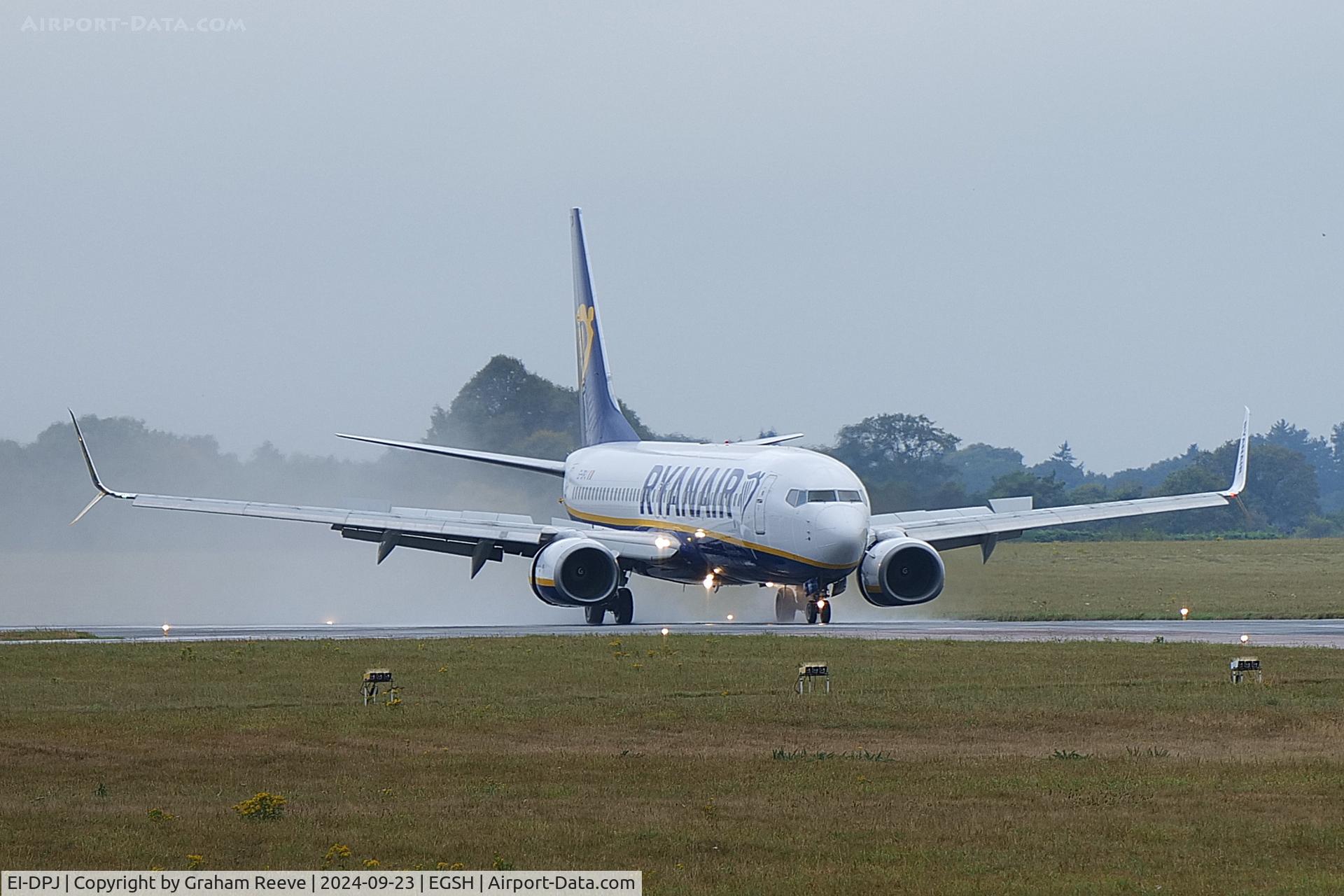 EI-DPJ, 2007 Boeing 737-8AS C/N 33609, Landing on a wet runway.