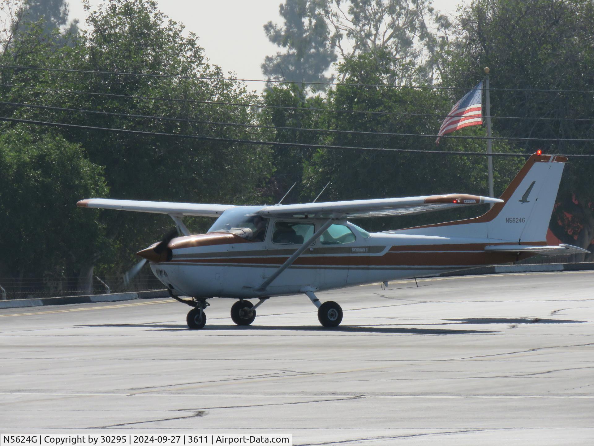 N5624G, 1979 Cessna 172N C/N 17273563, Getting ready to take off