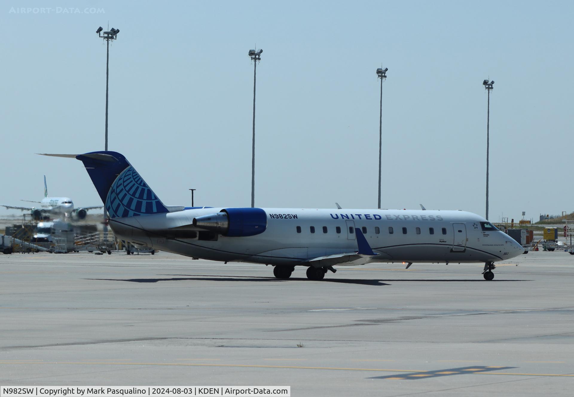 N982SW, 2004 Bombardier CRJ-200 (CL-600-2B19) C/N 7956, CL-600-2B19