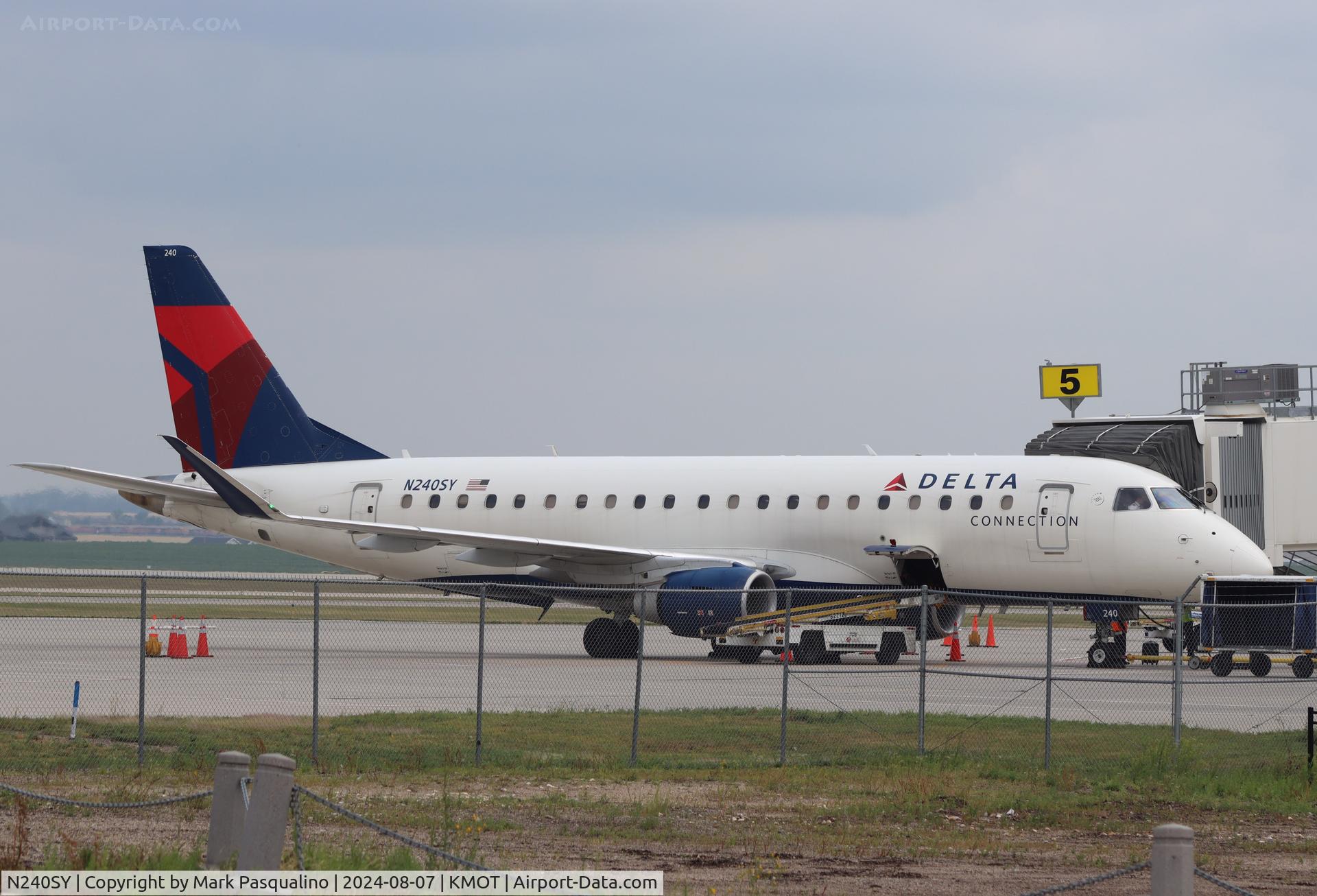N240SY, 2016 Embraer 175LR (ERJ-170-200LR) C/N 17000580, ERJ-170-200LR