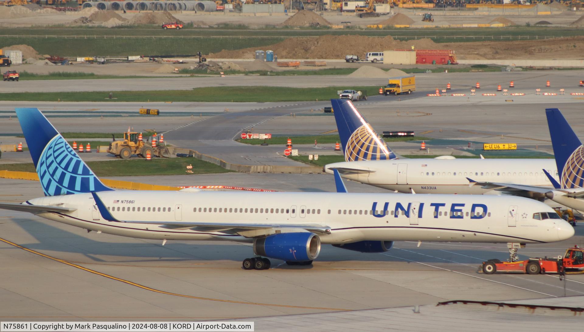 N75861, 2001 Boeing 757-33N C/N 32585, Boeing 757-33N