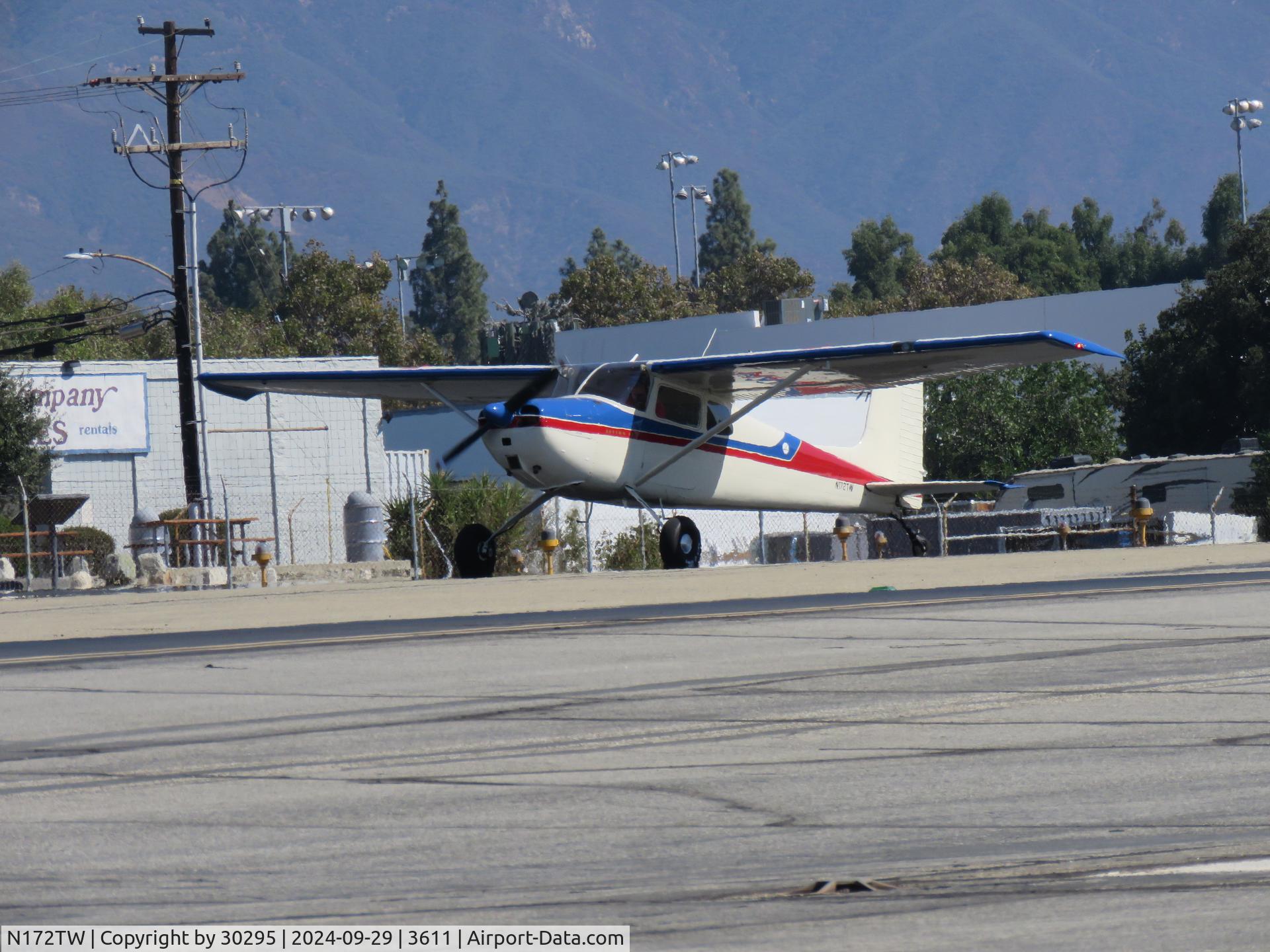 N172TW, 1977 Cessna 172N C/N 17270147, Waiting to take off