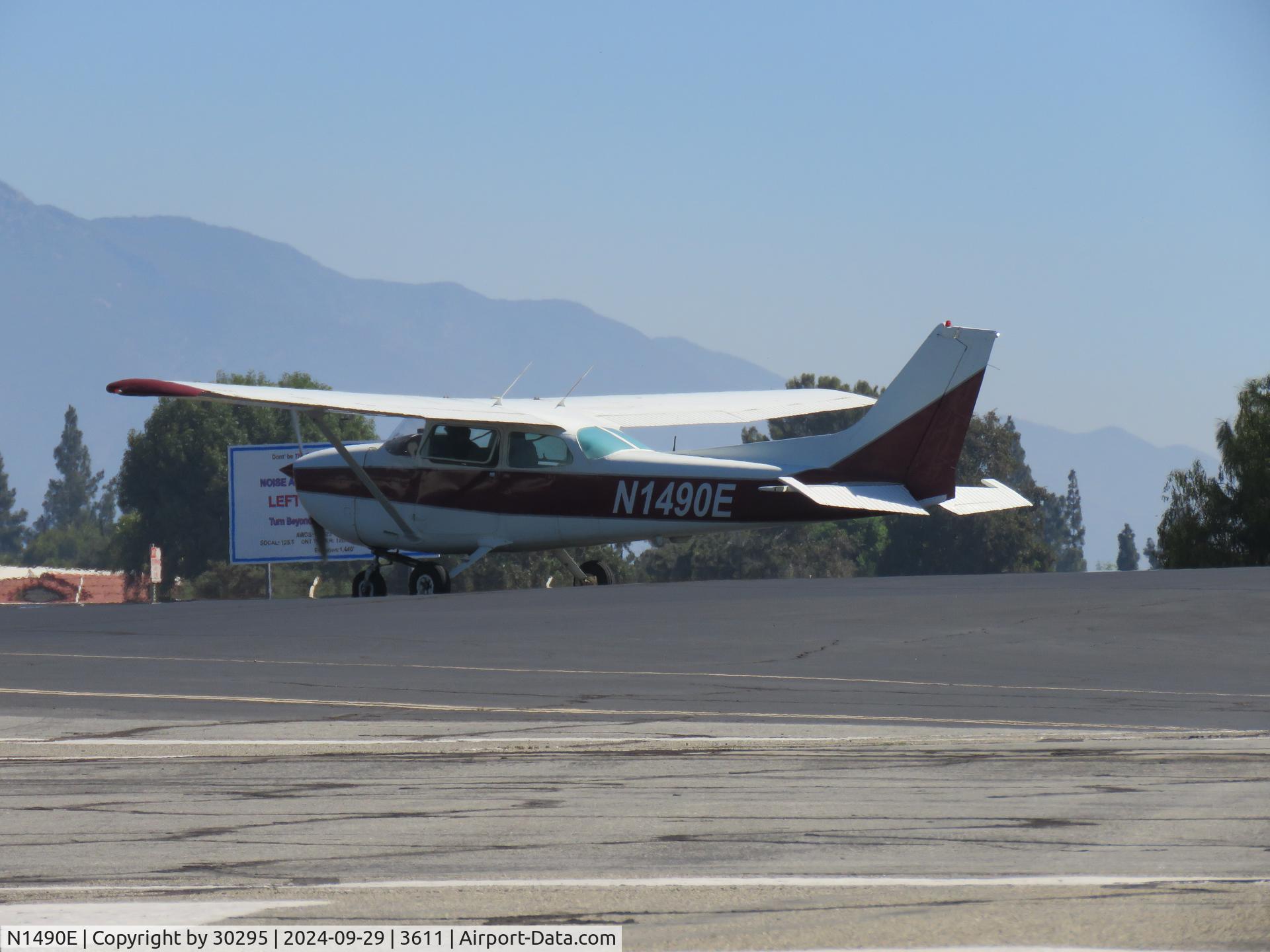 N1490E, 1978 Cessna 172N C/N 17271020, Waiting to take off