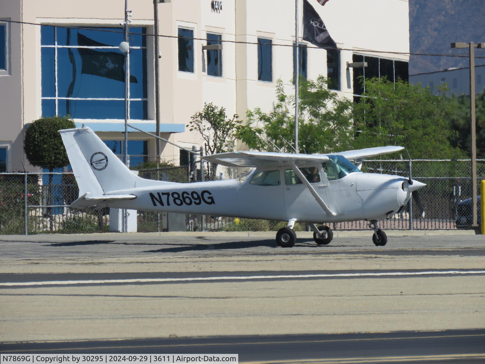 N7869G, 1970 Cessna 172L C/N 17259569, Waiting to take off
