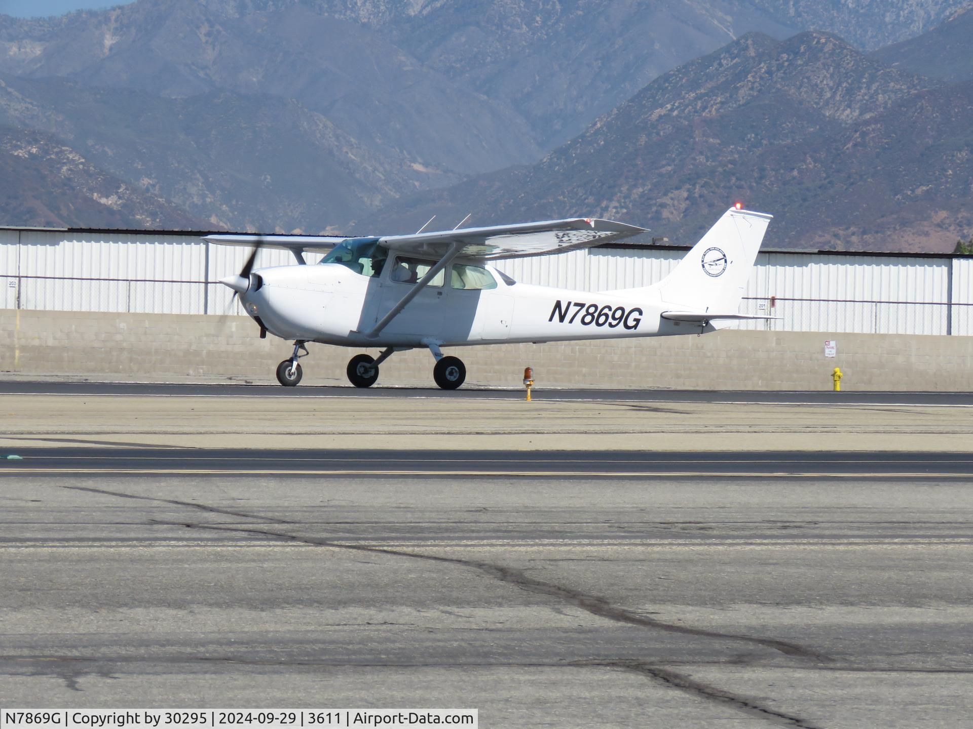 N7869G, 1970 Cessna 172L C/N 17259569, Taking off