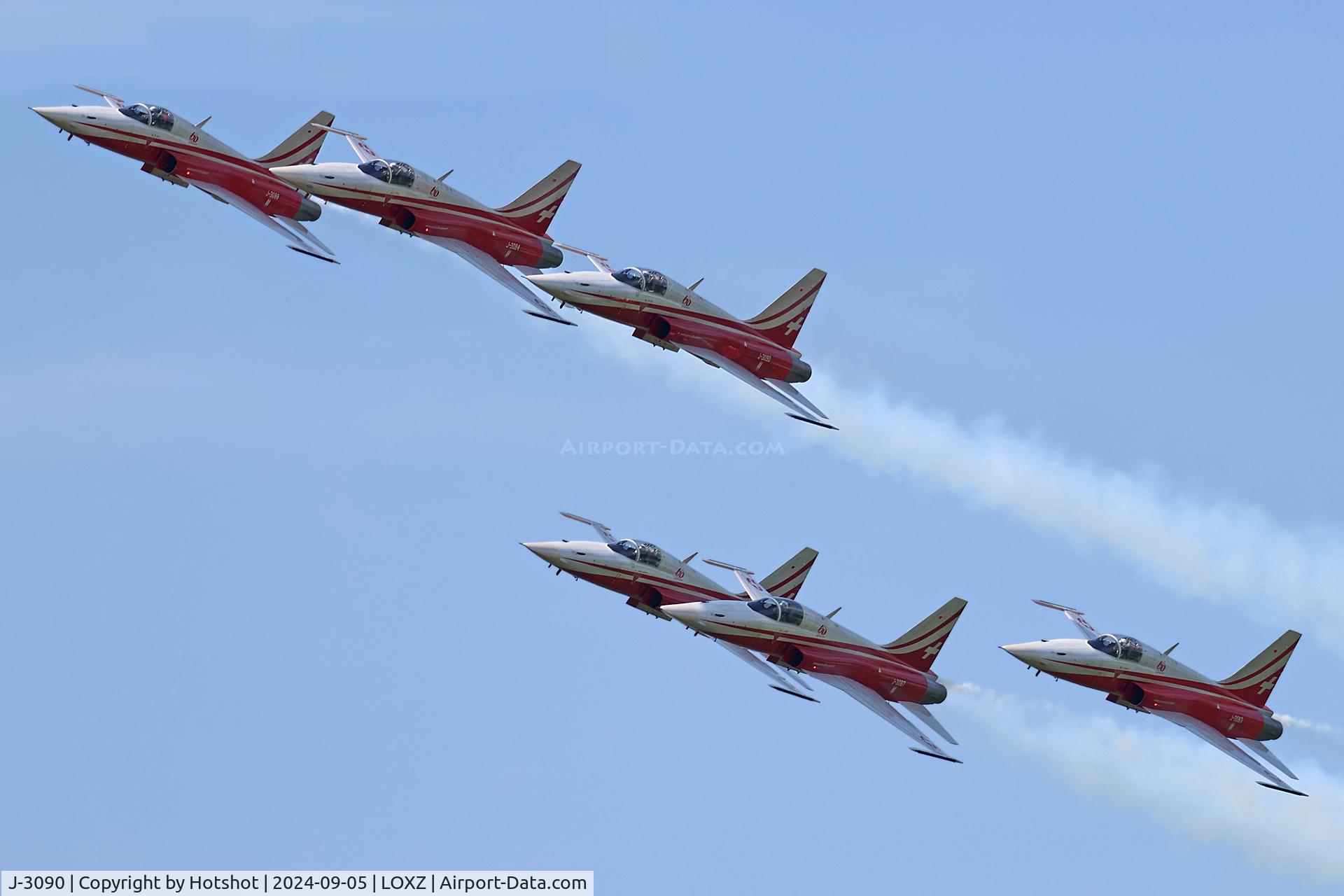 J-3090, 1981 Northrop F-5E Tiger II C/N L.1090, Formation fly-by