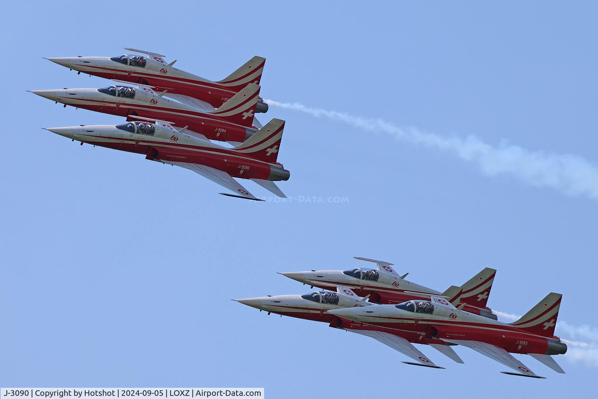 J-3090, 1981 Northrop F-5E Tiger II C/N L.1090, Formation close-up