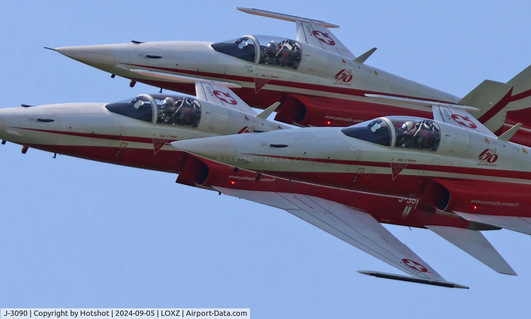 J-3090, 1981 Northrop F-5E Tiger II C/N L.1090, Cutout of the formation in full resolution