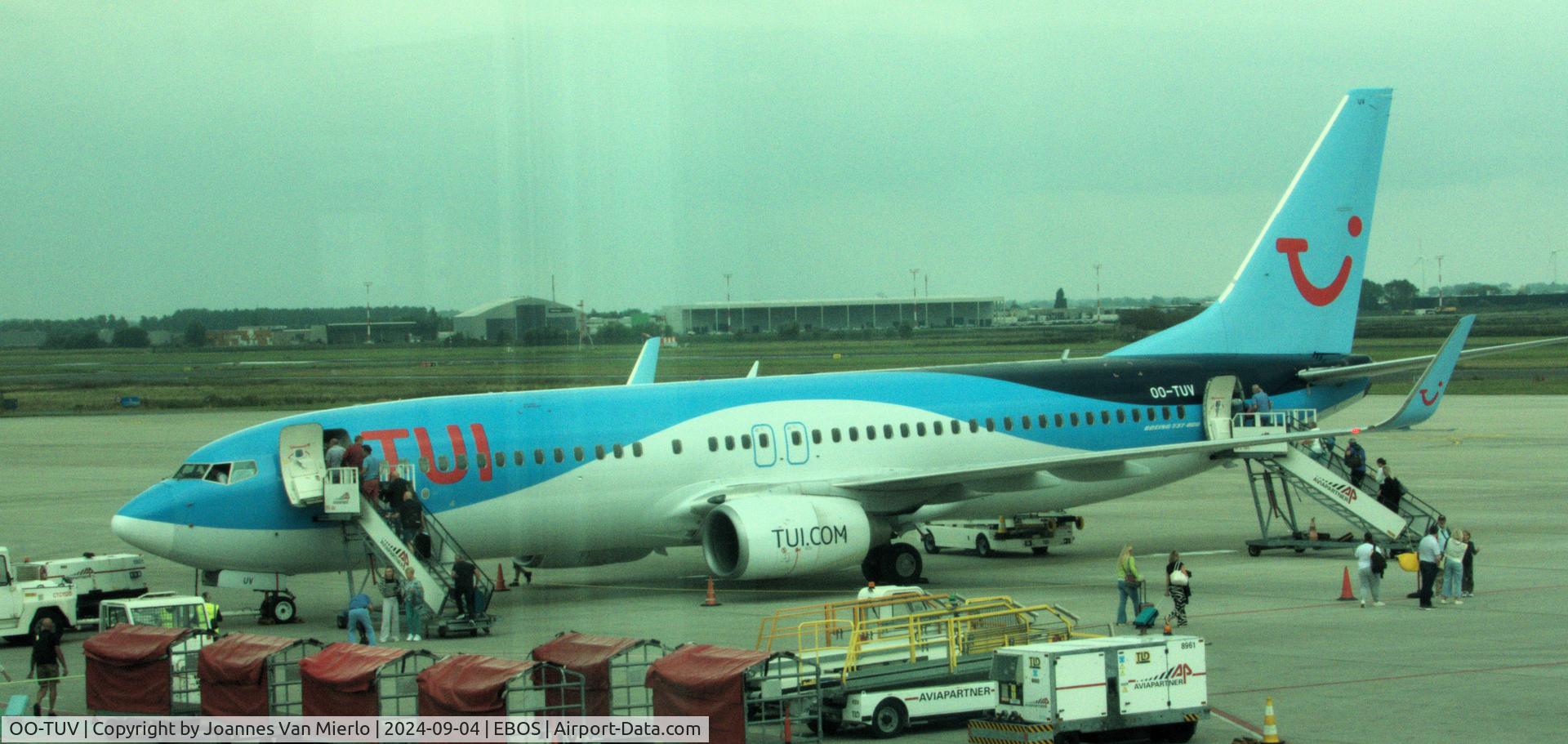 OO-TUV, 2011 Boeing 737-86J C/N 36883, Ostend