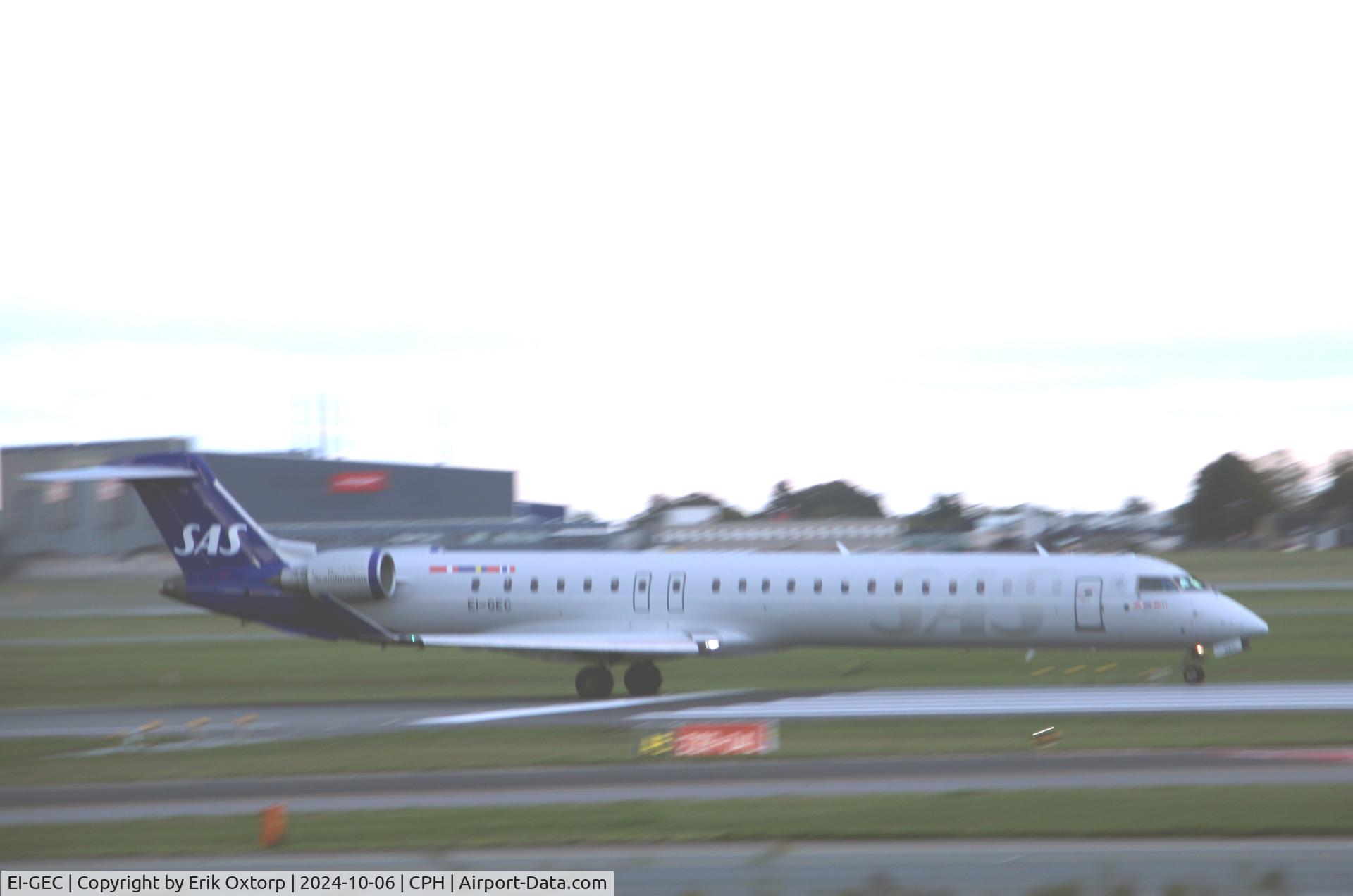 EI-GEC, 2009 Bombardier CRJ-900 NG (CL-600-2D24) C/N 15246, EI-GEC now in full SAS c/s. Takeoff rw 22R