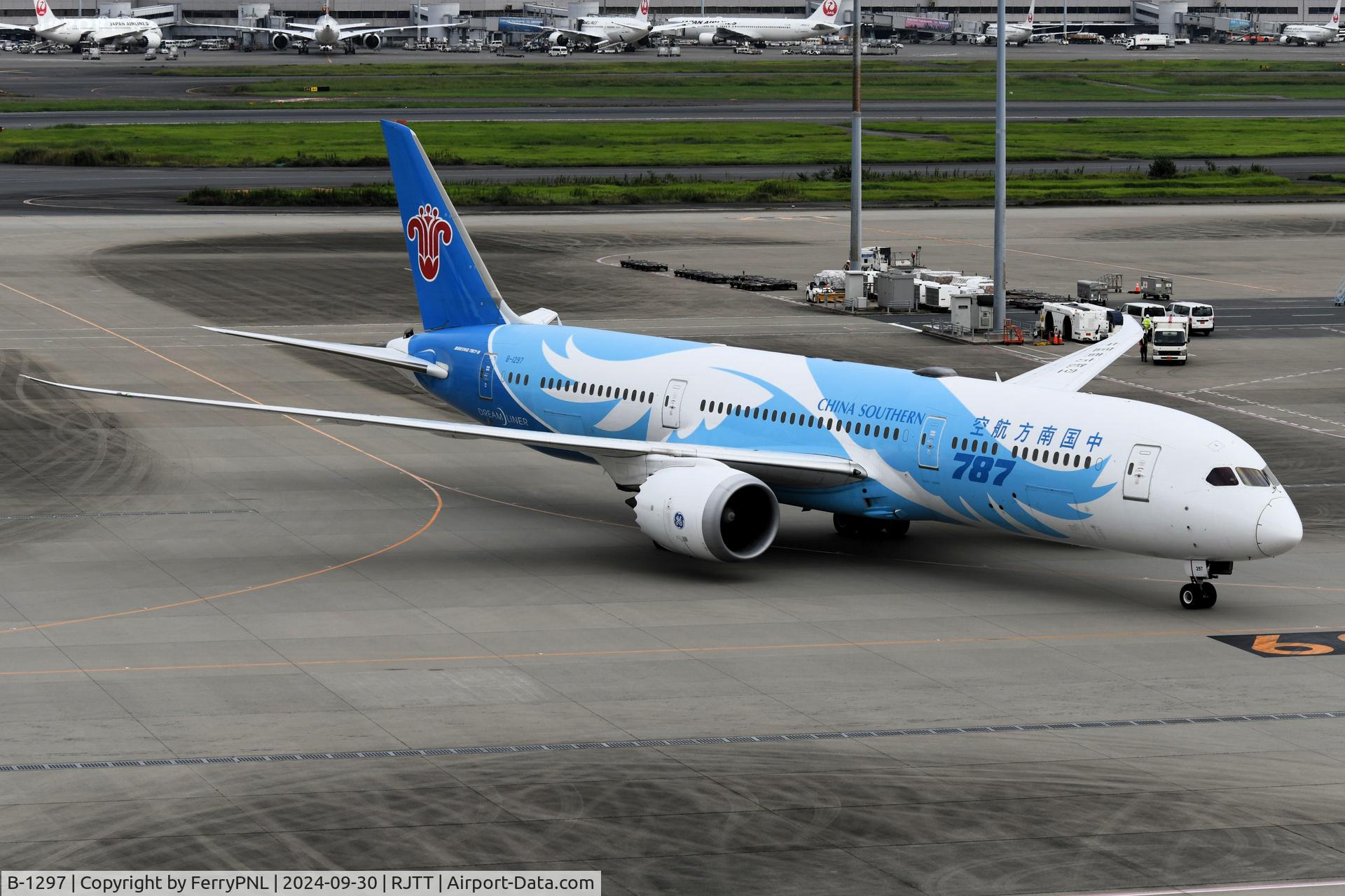 B-1297, 2018 Boeing 787-9 Dreamliner C/N 63980, China Southern B789 finding its way to its gate