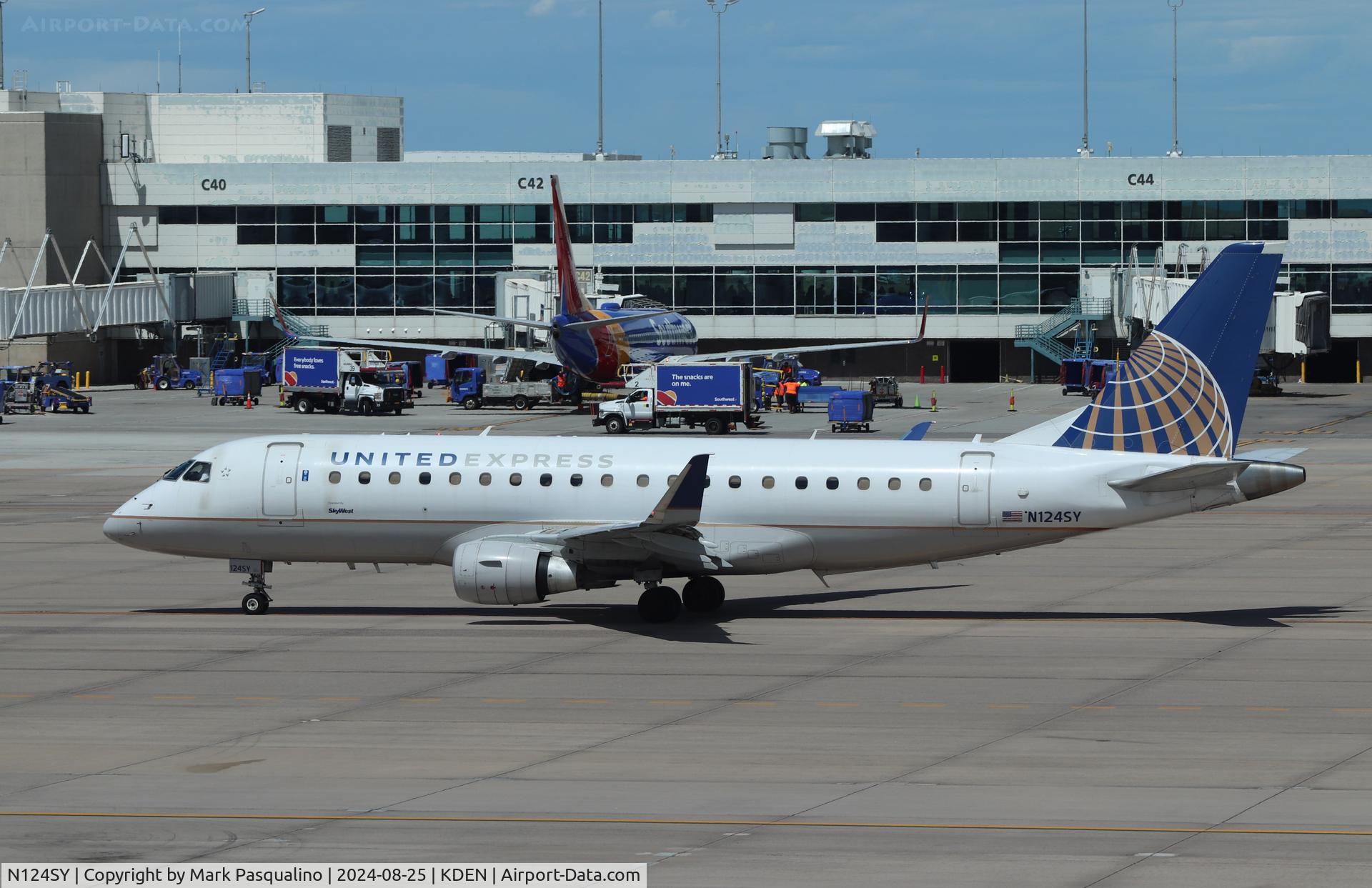 N124SY, 2016 Embraer 175LR (ERJ-170-200LR) C/N 17000439, ERJ-170-200LR