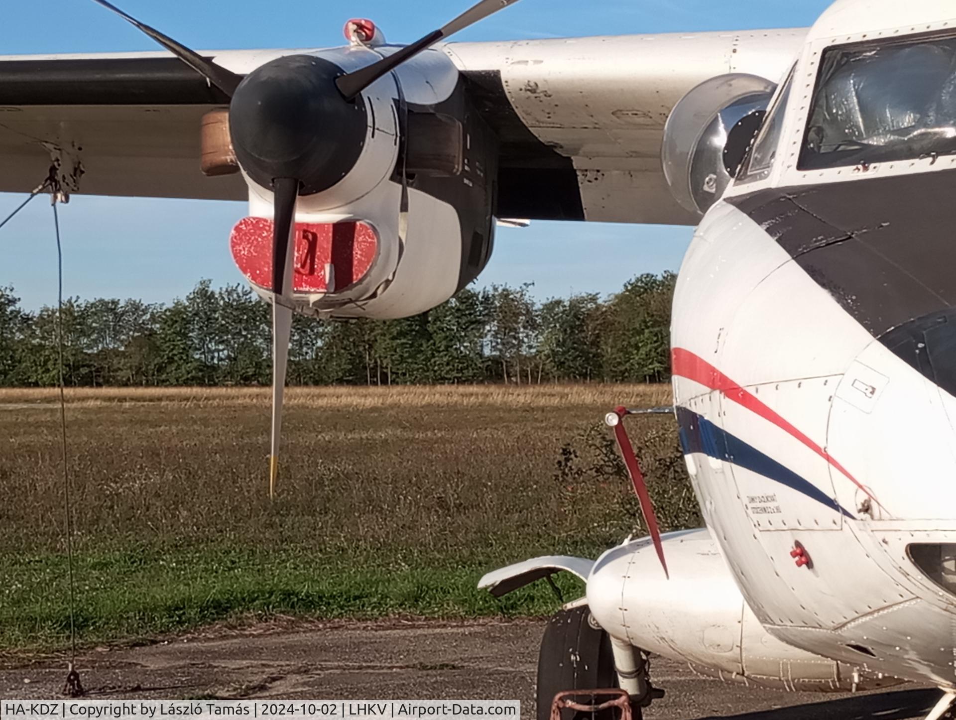 HA-KDZ, 1982 Let L-410UVP-T Turbolet C/N 820929, Right turboprop engine...