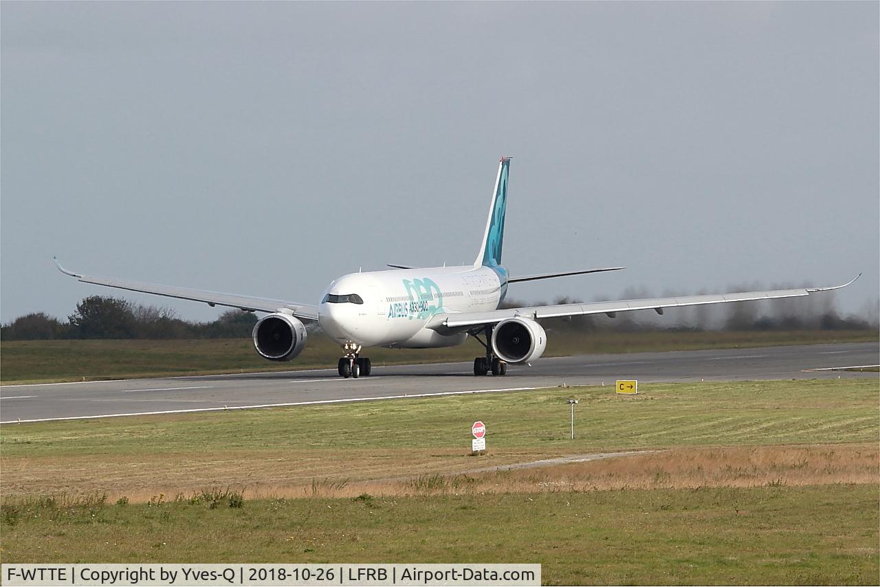 F-WTTE, 2017 Airbus A330-941N C/N 1812, Airbus A330-941 neo, Take off run rwy 25L, Brest-Bretagne airport (LFRB-BES)