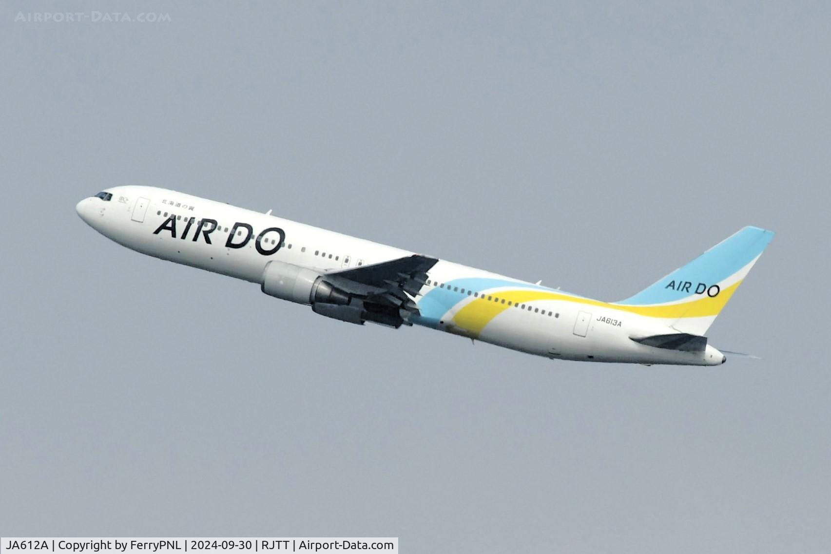 JA612A, 2004 Boeing 767-381/ER C/N 33506, Air Do B763 lifting-off
