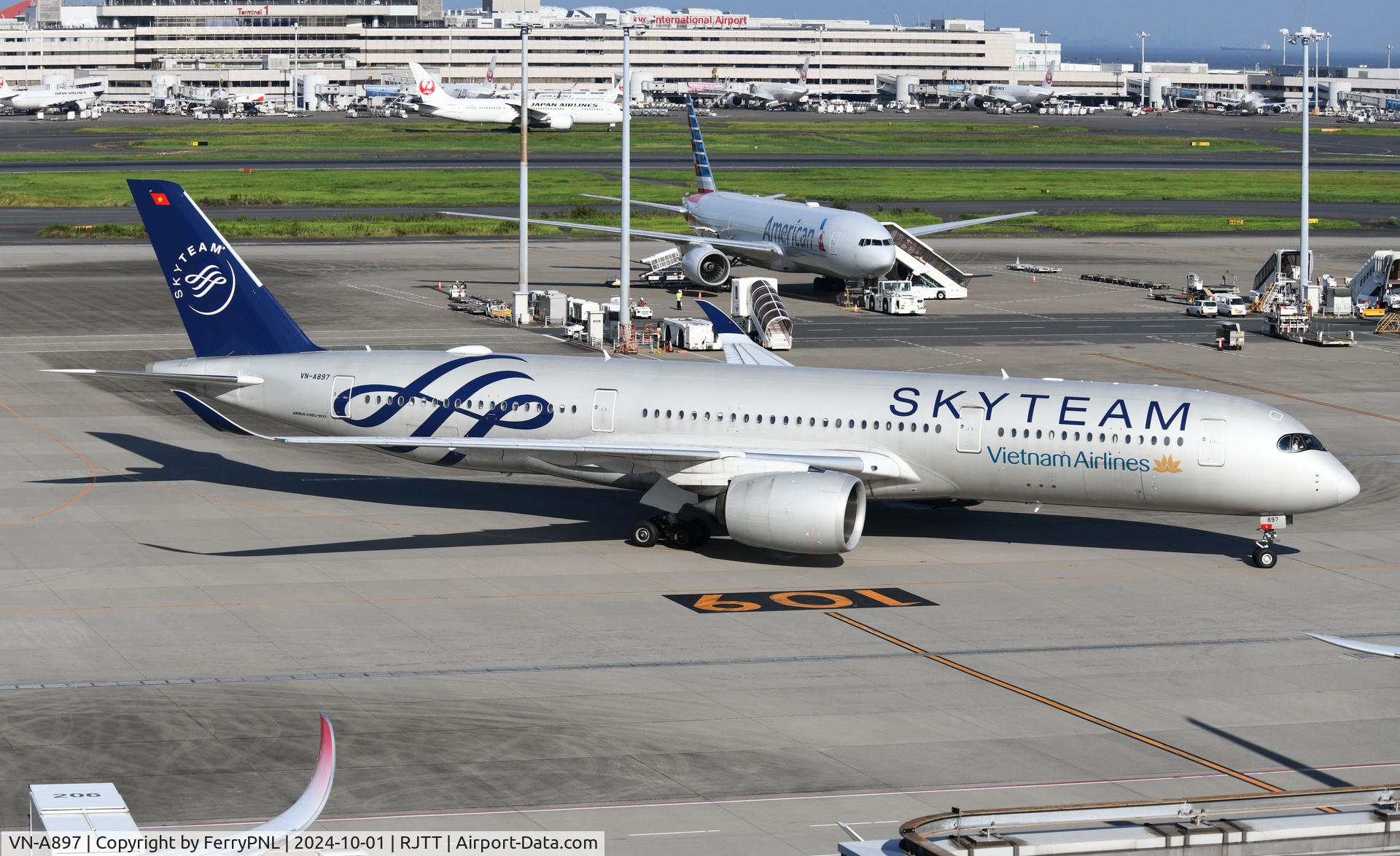 VN-A897, 2018 Airbus A350-941 C/N 197, Vietnam A359 finding its way to the gate