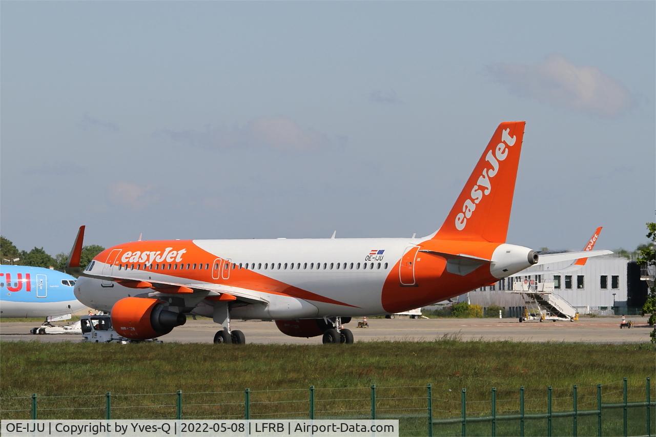 OE-IJU, 2016 Airbus A320-214 C/N 7460, Airbus A320-214, Push back, Brest-Bretagne Airport (LFRB-BES)