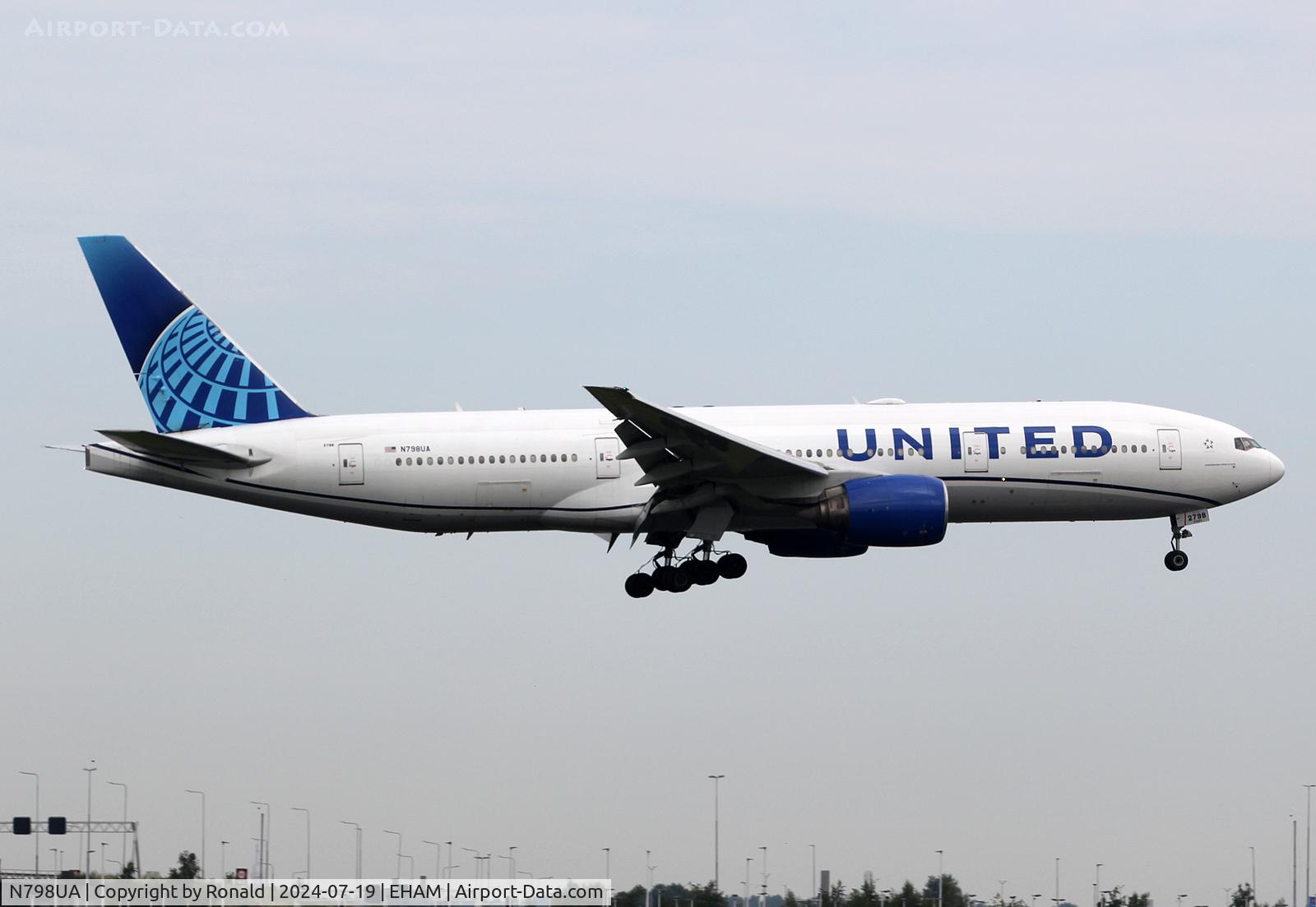 N798UA, 1998 Boeing 777-222ER C/N 26928, at eham