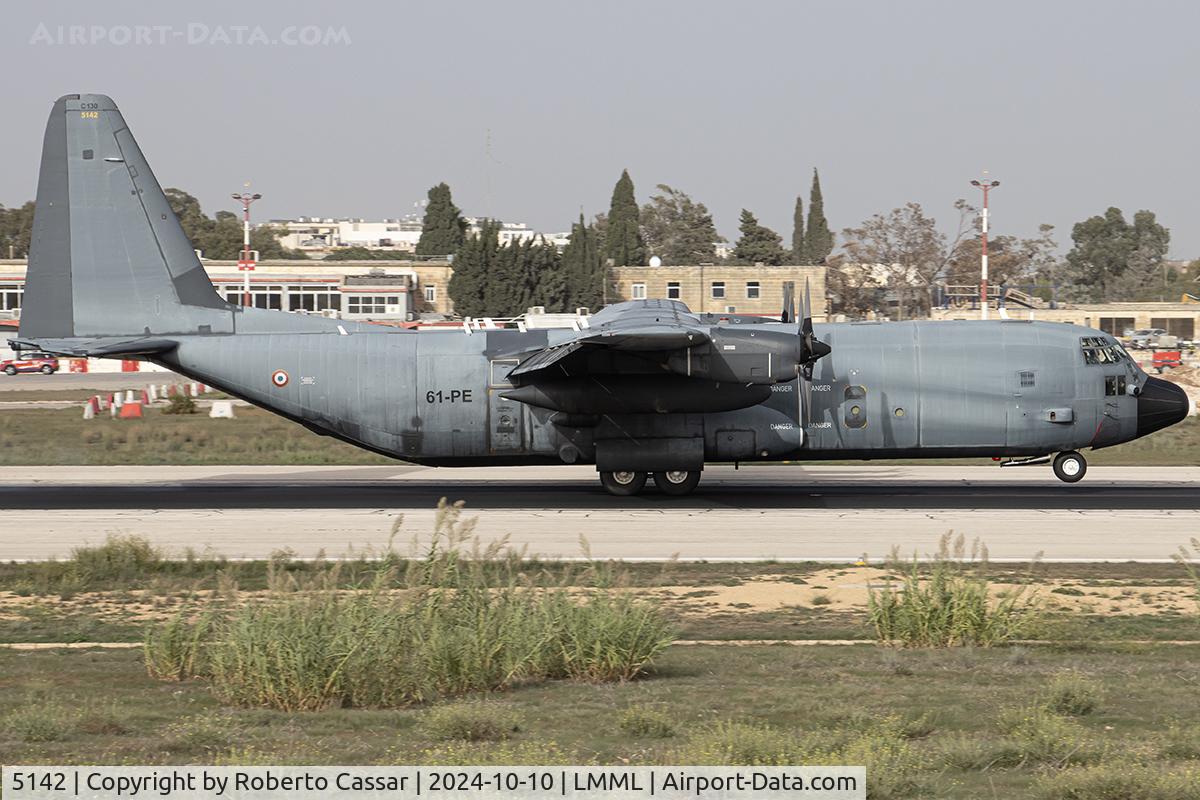 5142, 1988 Lockheed C-130H-30 Hercules C/N 382-5142, Runway 13