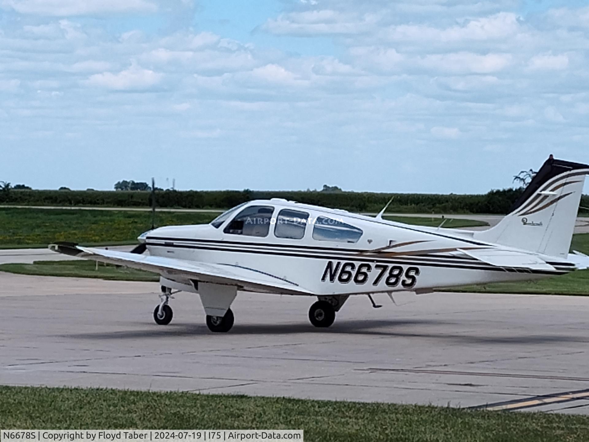N6678S, 1976 Beech F33A Bonanza C/N CE-628, Beautiful Beechcraft on the ramp