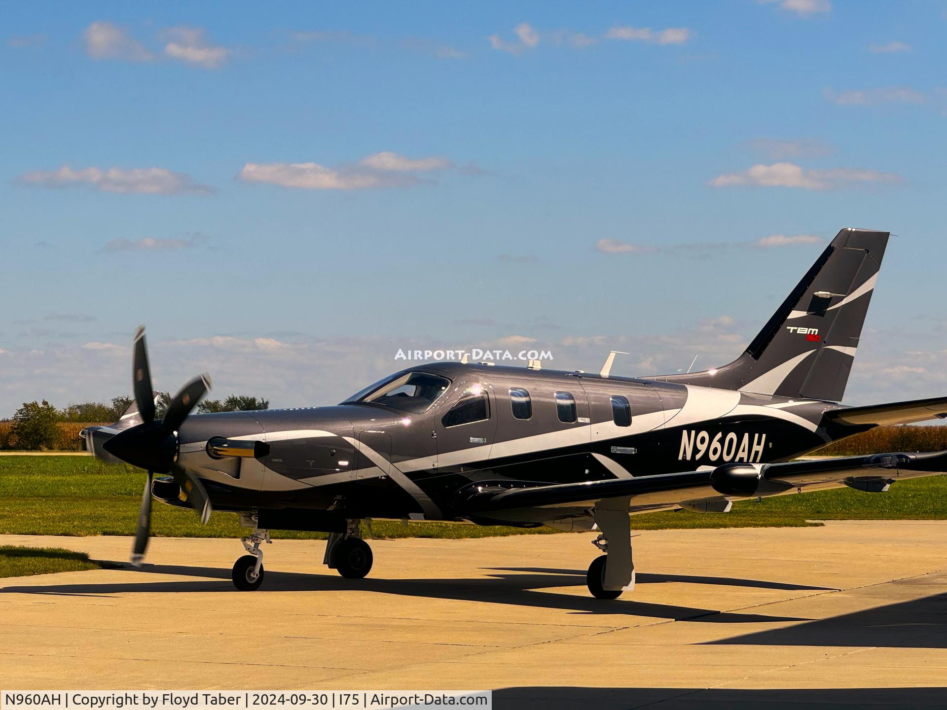 N960AH, COMPAGNIE DAHER TBM 700 C/N 1471, JUST ARRIVED AT I75
