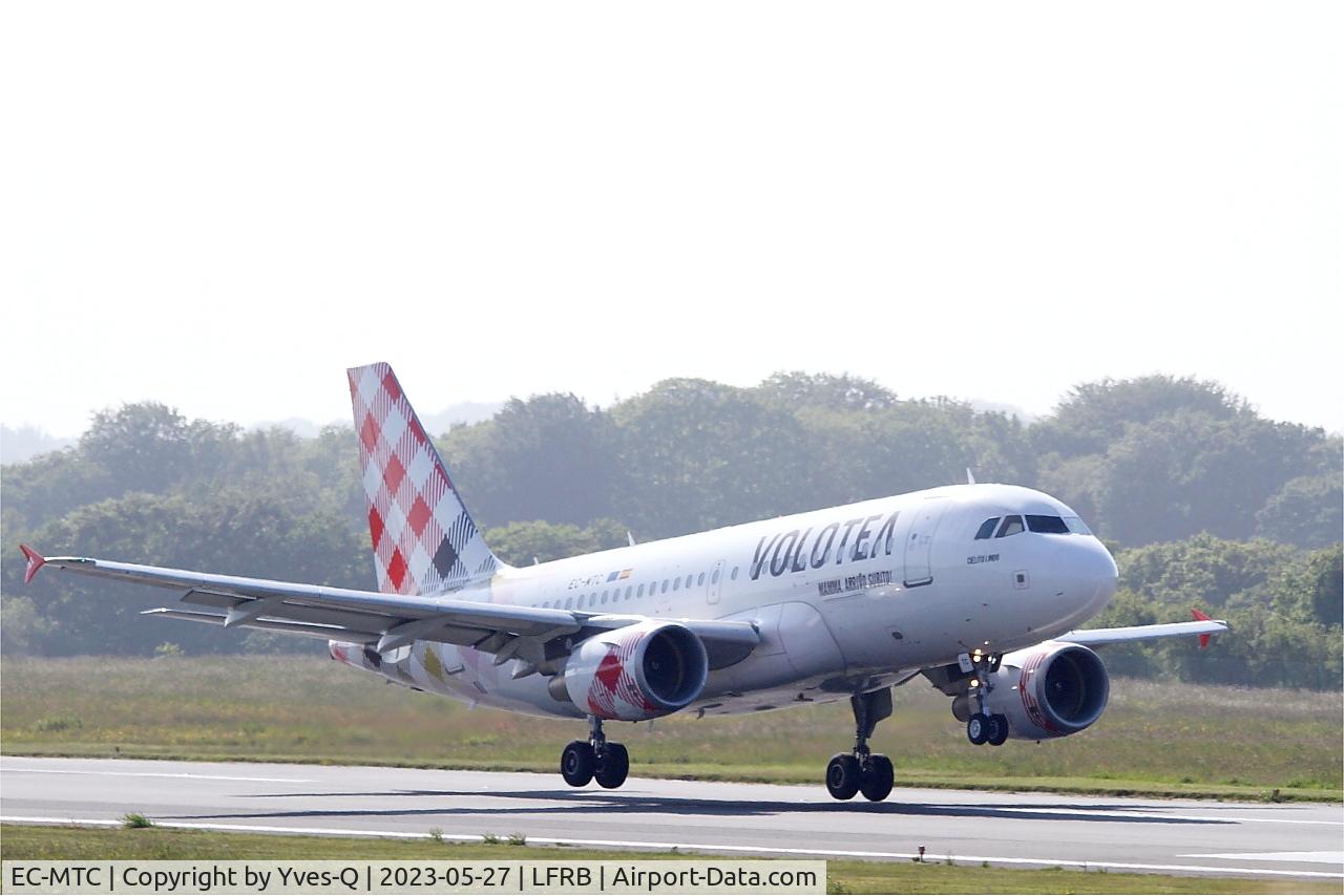 EC-MTC, 2004 Airbus A319-111 C/N 2258, Airbus A319-111 Landing Rwy 07R, Brest-Bretagne airport (LFRB-BES)