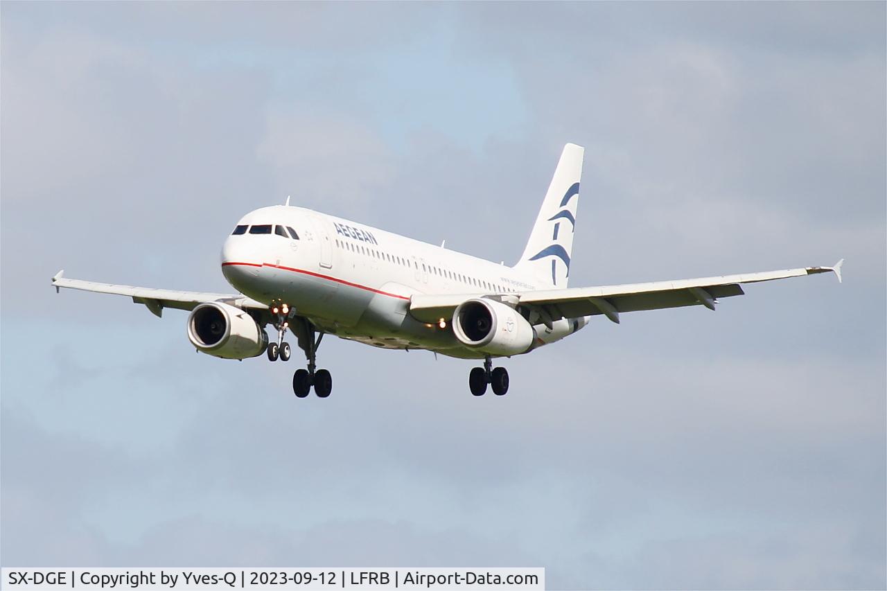 SX-DGE, 2009 Airbus A320-232 C/N 3990, Airbus A320-232, On final rwy 25L, Brest-Bretagne airport (LFRB-BES)