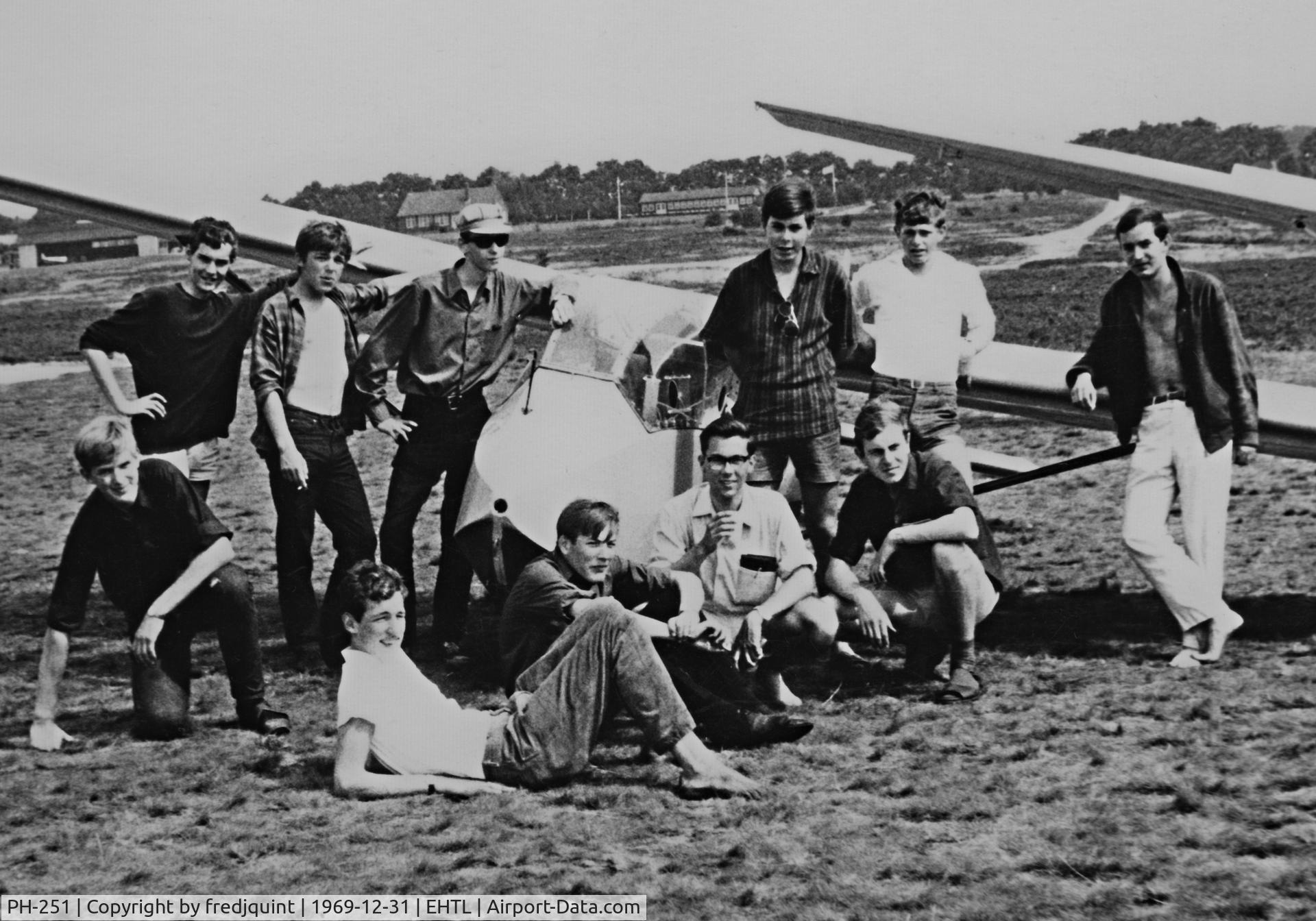 PH-251, Schleicher KA-4 (KA-7?) Rhönlerche C/N 0000, PH-251 with a small group of students while being trained on this glider. If I remember correctly with instructor Bertels on the right.