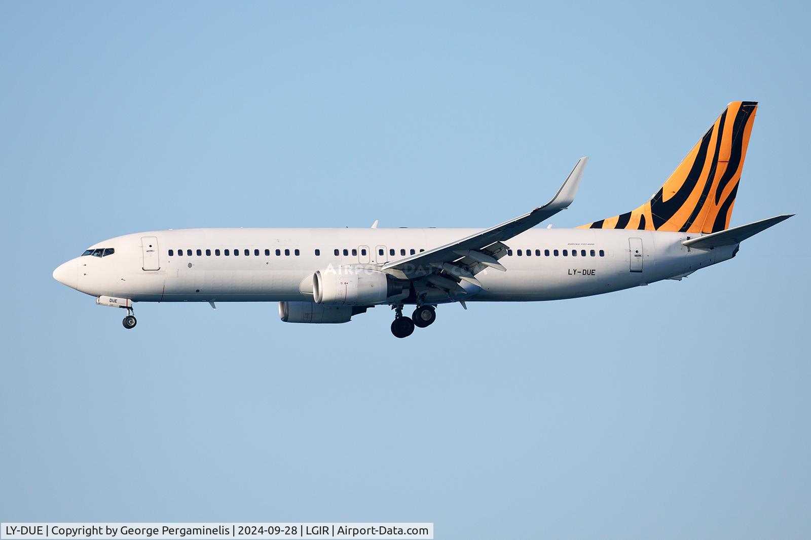 LY-DUE, 2004 Boeing 737-8FE C/N 33996, Short final for runway 27.